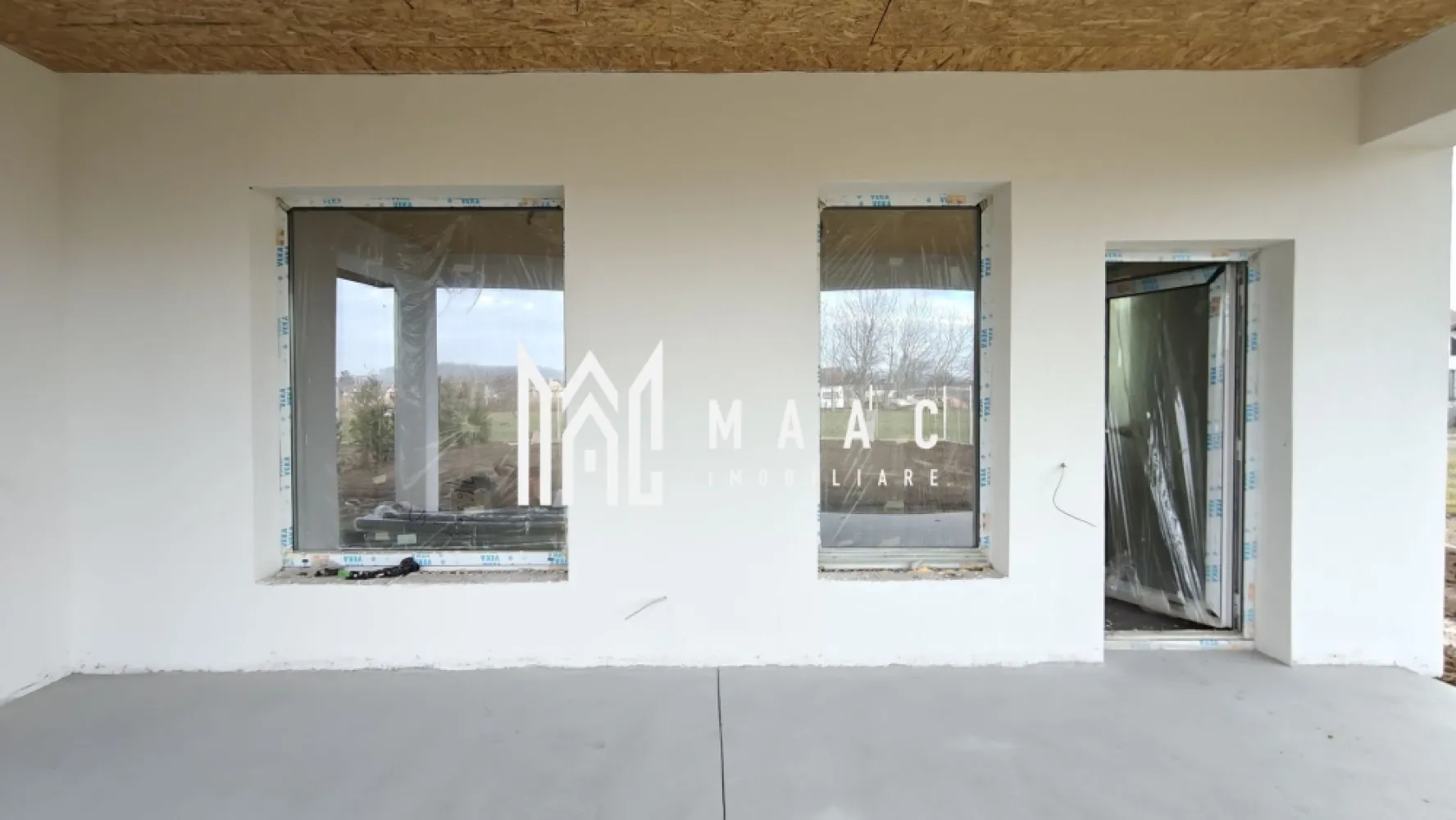 Casă tip duplex I 3 camere I Curte I Panouri solare I Cristian - MAAC Imobiliare propune spre vânzare o parte a unei case tip duplex, construită și intabulată în 2025, amplasată într-o zonă liniștită din comuna Cristian. 

Proprietatea dispune de un teren de 479 mp, o amprentă la sol de 142 mp, o suprafață utilă de 103 mp, două locuri de parcare și curte proprie, oferind un echilibru ideal între confort și funcționalitate.

Locuința este compartimentată eficient, cu un living generos prevăzut cu zonă de dining și acces pe terasă, bucătărie separată, două dormitoare (unul dintre ele dotat cu dressing), baie principală, baie de serviciu, cameră tehnică și hol de acces. 
De asemenea, podul este accesibil prin scară ascunsă și poate fi folosit ca spațiu suplimentar de depozitare.

Construcția este realizată din cărămidă pe fundație de beton izolată cu polistiren extrudat, pereții exteriori fiind termoizolați cu polistiren de 15 cm, iar tavanul cu spumă poliuretanică cu celulă închisă. 
Acoperișul este executat din cherestea cu folie anticondens și acoperit cu țiglă Bramac gri antracit, completat de panouri solare. 
Tâmplăria PVC cu 3 foi de sticlă și peretele comun dublat contribuie la un nivel ridicat de izolare fonică și termică.

Proprietatea este racordată la gaz, apă, canalizare și electricitate, având instalațiile interioare finalizate, încălzire în pardoseală, precum și panouri solare cu baterii de stocare deja instalate. 
Construită conform noilor standarde, locuința se încadrează în clasa energetică A.

Predarea este programată pentru mai 2026, în stadiul de exterior la cheie, iar interiorul poate fi livrat la alb sau la cheie, în funcție de preferințele viitorului proprietar.

Pentru mai multe detalii, contactați MAAC Imobiliare și specificați ID CP2967189.