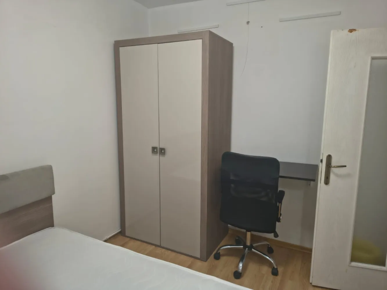 3 camere Mazepa stradal pe termen lung - Apartamentul are 3 camere și se află în Mazepa, zona fostei Agenții de Voiaj etaj 1.2 dormitoare, mobilate precum in poze, 2 băi.Aragaz, 2 x aer condiționat, mașină de spălat rufe, microunde, filtru de cafea, apă trasă separat.&nbsp;Se oferă contract pe termen lung, înregistrat la finanțe, etc.&nbsp;&nbsp;