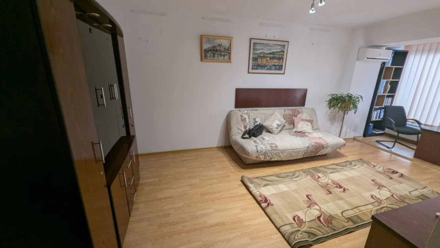 3 camere Mazepa stradal pe termen lung - Apartamentul are 3 camere și se află în Mazepa, zona fostei Agenții de Voiaj etaj 1.2 dormitoare, mobilate precum in poze, 2 băi.Aragaz, 2 x aer condiționat, mașină de spălat rufe, microunde, filtru de cafea, apă trasă separat.&nbsp;Se oferă contract pe termen lung, înregistrat la finanțe, etc.&nbsp;&nbsp;
