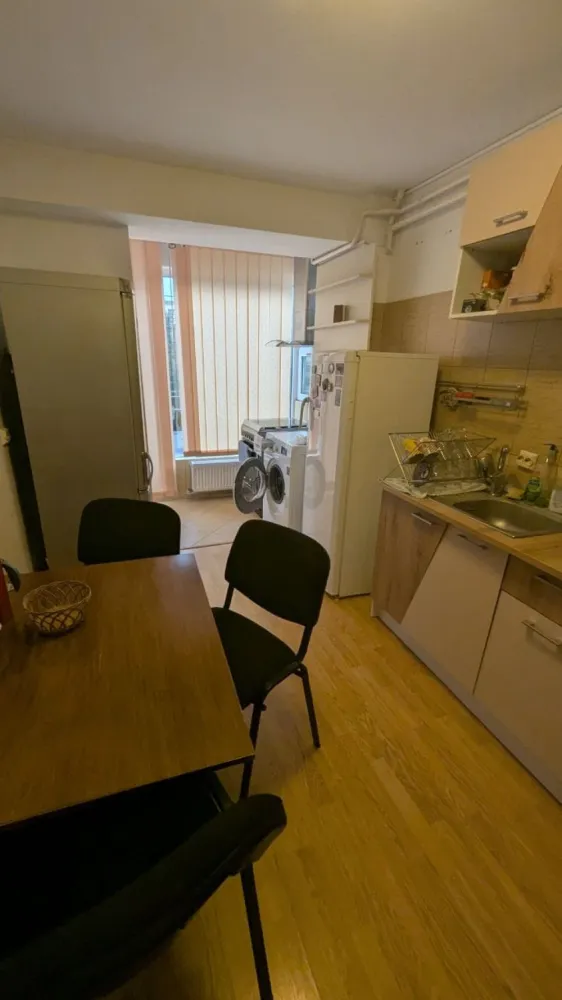 3 camere Mazepa stradal pe termen lung - Apartamentul are 3 camere și se află în Mazepa, zona fostei Agenții de Voiaj etaj 1.2 dormitoare, mobilate precum in poze, 2 băi.Aragaz, 2 x aer condiționat, mașină de spălat rufe, microunde, filtru de cafea, apă trasă separat.&nbsp;Se oferă contract pe termen lung, înregistrat la finanțe, etc.&nbsp;&nbsp;