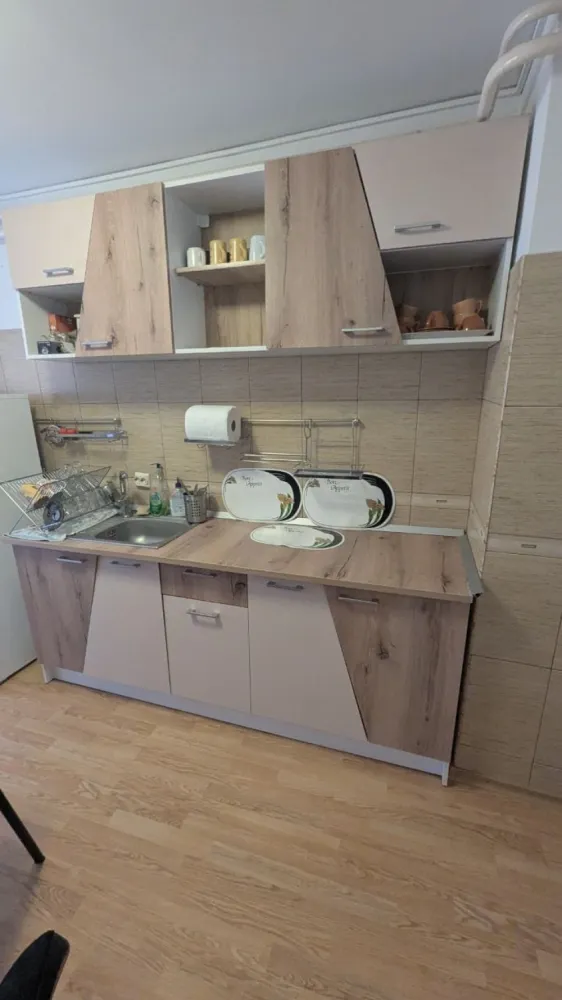 3 camere Mazepa stradal pe termen lung - Apartamentul are 3 camere și se află în Mazepa, zona fostei Agenții de Voiaj etaj 1.2 dormitoare, mobilate precum in poze, 2 băi.Aragaz, 2 x aer condiționat, mașină de spălat rufe, microunde, filtru de cafea, apă trasă separat.&nbsp;Se oferă contract pe termen lung, înregistrat la finanțe, etc.&nbsp;&nbsp;