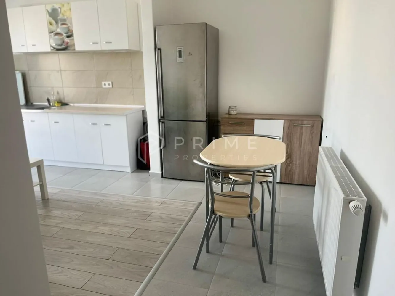 DE ÎNCHIRIAT: Apartament modern cu o cameră și parcare | Maurer - Vă propunem spre închiriere un apartament modern și primitor cu o cameră, situat într-una dintre cele mai apreciate și sigure comunități rezidențiale din Târgu Mureș: complexul Maurer Residence.
Proprietatea se remarcă printr-o compartimentare inteligentă și finisaje actuale, oferind un mediu ideal, gata să devină acasă pentru viitorul locatar.

Compartimentare și Facilități
Spațiul interior este optimizat excelent pentru a îmbina confortul cu funcționalitatea de zi cu zi:
Zona de zi: Bucătărie și living configurate în stil open-space, oferind o senzație de spațiu și luminozitate.
Spațiu exterior: Balcon inclus, ideal pentru momentele de relaxare.
Anexe și depozitare: Apartamentul dispune de o boxă privată, extrem de utilă pentru depozitare suplimentară.
Parcare: Loc de parcare inclus în prețul chiriei.

Disponibilitate:
Proprietatea este disponibilă pentru mutare începând cu data de 1 august 2026.

Condiții Financiare
Preț chirie: 350 EUR / lună
Garanție: Echivalentul unei luni de chirie (solicitată în avans)
Comision agenție: 50% din valoarea unei chirii (se achită o singură dată, la semnarea contractului)

Promisiunea Prime Properties
La Prime Properties, vă oferim siguranță, transparență și servicii impecabile pe tot parcursul drumului către casa ideală. Dacă această proprietate nu corespunde în totalitate nevoilor dumneavoastră, lăsați-ne să găsim împreună alternativa potrivită stilului dumneavoastră de viață.
💬 Pentru mai multe detalii și programarea unei vizionări, vă invităm să ne contactați prin mesaj privat.