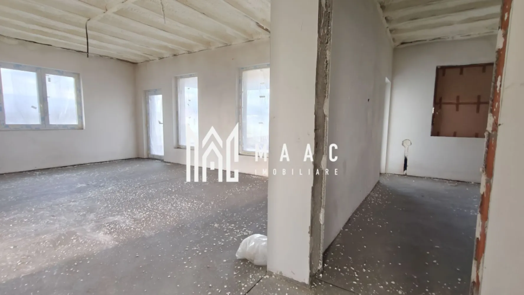 Casă tip duplex I 3 camere I Curte I Panouri solare I Cristian - MAAC Imobiliare propune spre vânzare o parte a unei case tip duplex, construită și intabulată în 2025, amplasată într-o zonă liniștită din comuna Cristian. 

Proprietatea dispune de un teren de 479 mp, o amprentă la sol de 142 mp, o suprafață utilă de 103 mp, două locuri de parcare și curte proprie, oferind un echilibru ideal între confort și funcționalitate.

Locuința este compartimentată eficient, cu un living generos prevăzut cu zonă de dining și acces pe terasă, bucătărie separată, două dormitoare (unul dintre ele dotat cu dressing), baie principală, baie de serviciu, cameră tehnică și hol de acces. 
De asemenea, podul este accesibil prin scară ascunsă și poate fi folosit ca spațiu suplimentar de depozitare.

Construcția este realizată din cărămidă pe fundație de beton izolată cu polistiren extrudat, pereții exteriori fiind termoizolați cu polistiren de 15 cm, iar tavanul cu spumă poliuretanică cu celulă închisă. 
Acoperișul este executat din cherestea cu folie anticondens și acoperit cu țiglă Bramac gri antracit, completat de panouri solare. 
Tâmplăria PVC cu 3 foi de sticlă și peretele comun dublat contribuie la un nivel ridicat de izolare fonică și termică.

Proprietatea este racordată la gaz, apă, canalizare și electricitate, având instalațiile interioare finalizate, încălzire în pardoseală, precum și panouri solare cu baterii de stocare deja instalate. 
Construită conform noilor standarde, locuința se încadrează în clasa energetică A.

Predarea este programată pentru mai 2026, în stadiul de exterior la cheie, iar interiorul poate fi livrat la alb sau la cheie, în funcție de preferințele viitorului proprietar.

Pentru mai multe detalii, contactați MAAC Imobiliare și specificați ID CP2967189.