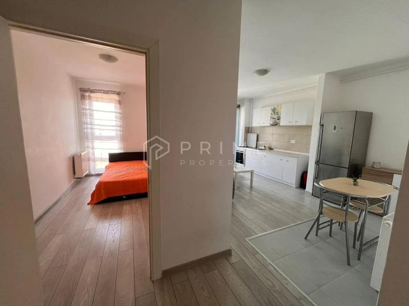 DE ÎNCHIRIAT: Apartament modern cu o cameră și parcare | Maurer - Vă propunem spre închiriere un apartament modern și primitor cu o cameră, situat într-una dintre cele mai apreciate și sigure comunități rezidențiale din Târgu Mureș: complexul Maurer Residence.
Proprietatea se remarcă printr-o compartimentare inteligentă și finisaje actuale, oferind un mediu ideal, gata să devină acasă pentru viitorul locatar.

Compartimentare și Facilități
Spațiul interior este optimizat excelent pentru a îmbina confortul cu funcționalitatea de zi cu zi:
Zona de zi: Bucătărie și living configurate în stil open-space, oferind o senzație de spațiu și luminozitate.
Spațiu exterior: Balcon inclus, ideal pentru momentele de relaxare.
Anexe și depozitare: Apartamentul dispune de o boxă privată, extrem de utilă pentru depozitare suplimentară.
Parcare: Loc de parcare inclus în prețul chiriei.

Disponibilitate:
Proprietatea este disponibilă pentru mutare începând cu data de 1 august 2026.

Condiții Financiare
Preț chirie: 350 EUR / lună
Garanție: Echivalentul unei luni de chirie (solicitată în avans)
Comision agenție: 50% din valoarea unei chirii (se achită o singură dată, la semnarea contractului)

Promisiunea Prime Properties
La Prime Properties, vă oferim siguranță, transparență și servicii impecabile pe tot parcursul drumului către casa ideală. Dacă această proprietate nu corespunde în totalitate nevoilor dumneavoastră, lăsați-ne să găsim împreună alternativa potrivită stilului dumneavoastră de viață.
💬 Pentru mai multe detalii și programarea unei vizionări, vă invităm să ne contactați prin mesaj privat.