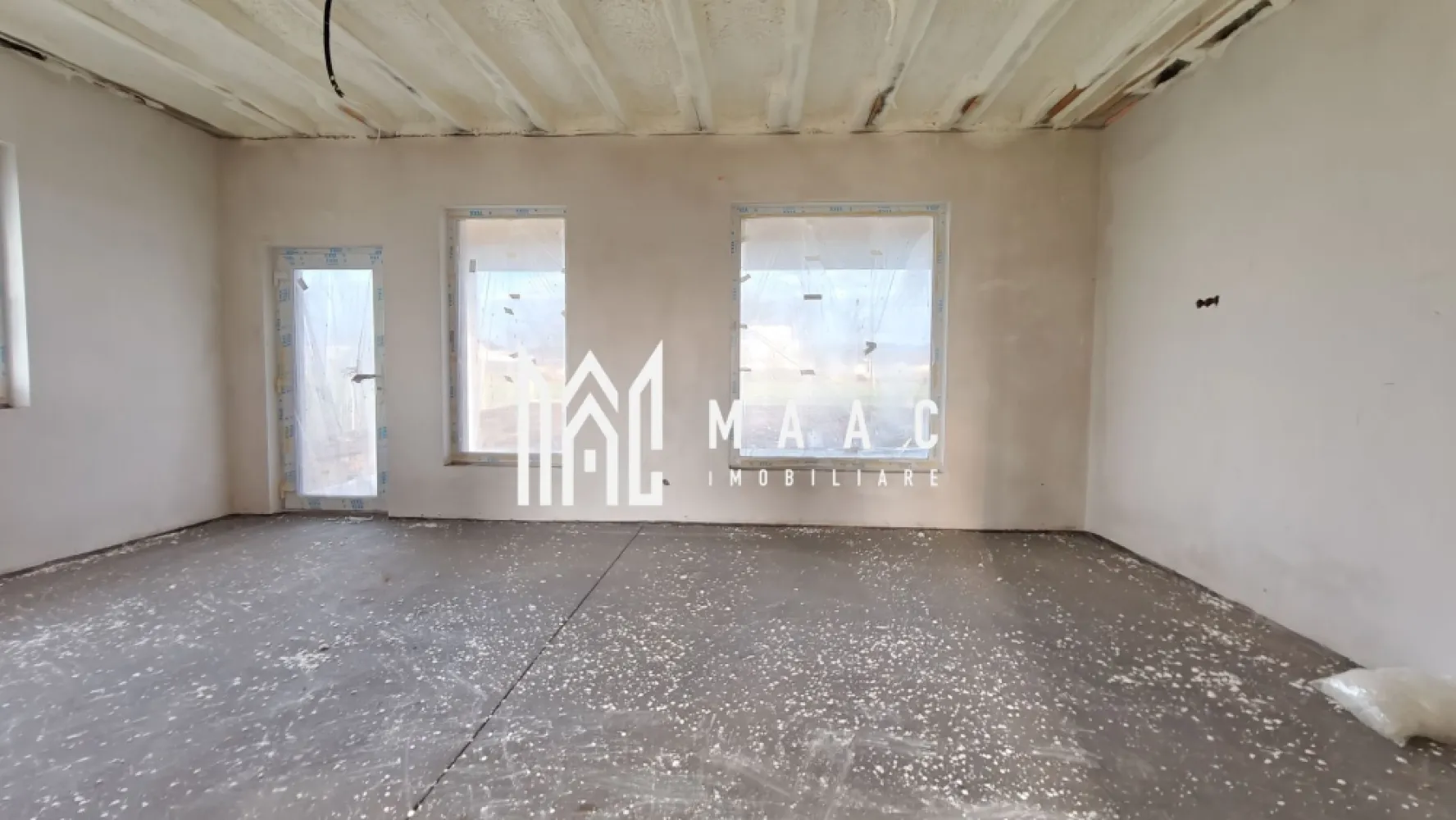 Casă tip duplex I 3 camere I Curte I Panouri solare I Cristian - MAAC Imobiliare propune spre vânzare o parte a unei case tip duplex, construită și intabulată în 2025, amplasată într-o zonă liniștită din comuna Cristian. 

Proprietatea dispune de un teren de 479 mp, o amprentă la sol de 142 mp, o suprafață utilă de 103 mp, două locuri de parcare și curte proprie, oferind un echilibru ideal între confort și funcționalitate.

Locuința este compartimentată eficient, cu un living generos prevăzut cu zonă de dining și acces pe terasă, bucătărie separată, două dormitoare (unul dintre ele dotat cu dressing), baie principală, baie de serviciu, cameră tehnică și hol de acces. 
De asemenea, podul este accesibil prin scară ascunsă și poate fi folosit ca spațiu suplimentar de depozitare.

Construcția este realizată din cărămidă pe fundație de beton izolată cu polistiren extrudat, pereții exteriori fiind termoizolați cu polistiren de 15 cm, iar tavanul cu spumă poliuretanică cu celulă închisă. 
Acoperișul este executat din cherestea cu folie anticondens și acoperit cu țiglă Bramac gri antracit, completat de panouri solare. 
Tâmplăria PVC cu 3 foi de sticlă și peretele comun dublat contribuie la un nivel ridicat de izolare fonică și termică.

Proprietatea este racordată la gaz, apă, canalizare și electricitate, având instalațiile interioare finalizate, încălzire în pardoseală, precum și panouri solare cu baterii de stocare deja instalate. 
Construită conform noilor standarde, locuința se încadrează în clasa energetică A.

Predarea este programată pentru mai 2026, în stadiul de exterior la cheie, iar interiorul poate fi livrat la alb sau la cheie, în funcție de preferințele viitorului proprietar.

Pentru mai multe detalii, contactați MAAC Imobiliare și specificați ID CP2967189.