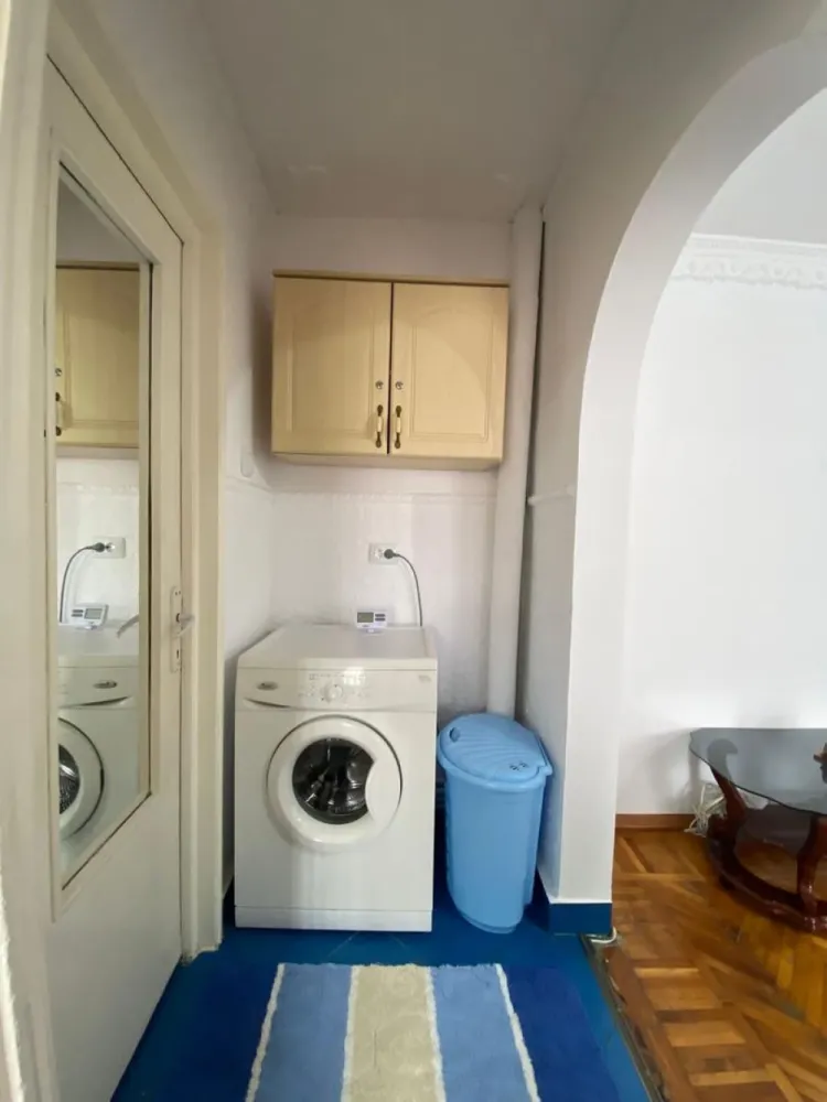 De vanzare apartament cu 2 camere mobilat si utilat, Micro 38, etaj 3 - Vă prezentăm spre vânzare un apartament cu 2 camere, semidecomandat, situat în cartierul Micro 38, la etajul 3 al unui imobil amplasat stradal. Cu o suprafață de 37 mp, locuința este ideală pentru un cuplu, o persoană singură sau ca investiție pentru închiriere.
Apartamentul se vinde complet mobilat și utilat, fiind pregătit pentru mutare imediată, fără investiții suplimentare. Compartimentarea este practică și funcțională, oferind un spațiu confortabil și bine organizat.
Deși imobilul este situat stradal, zona este liniștită și beneficiază de acces rapid către magazine, școli, mijloace de transport în comun și alte puncte de interes, asigurând confortul vieții de zi cu zi.
Caracteristici:
- 2 camere semidecomandate;
- Suprafață: 37 mp;
- Etaj 3;
- Complet mobilat și utilat;
- Zonă liniștită;
- Acces facil la toate facilitățile urbane.
Preț: 58.000 €, negociabil.
Pentru mai multe informații sau pentru programarea unei vizionări, nu ezitați să ne contactați 0741.030.291 Marilena, Agentia Mag Invest. 
Acest apartament poate fi alegerea ideală atât pentru locuit, cât și pentru investiție!
