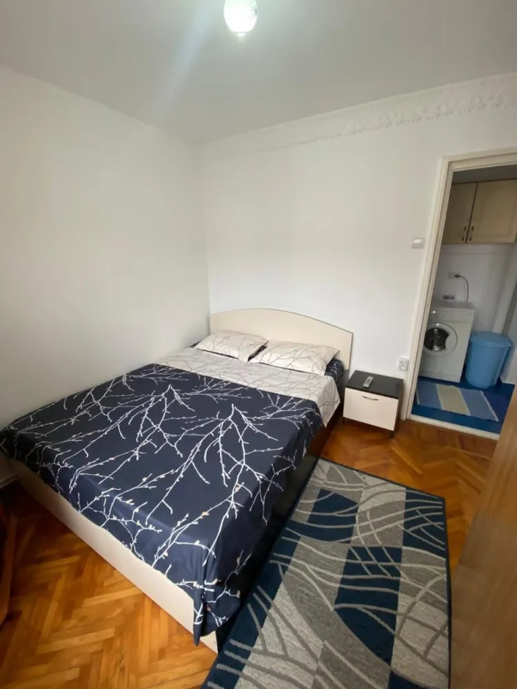 De vanzare apartament cu 2 camere mobilat si utilat, Micro 38, etaj 3 - Vă prezentăm spre vânzare un apartament cu 2 camere, semidecomandat, situat în cartierul Micro 38, la etajul 3 al unui imobil amplasat stradal. Cu o suprafață de 37 mp, locuința este ideală pentru un cuplu, o persoană singură sau ca investiție pentru închiriere.
Apartamentul se vinde complet mobilat și utilat, fiind pregătit pentru mutare imediată, fără investiții suplimentare. Compartimentarea este practică și funcțională, oferind un spațiu confortabil și bine organizat.
Deși imobilul este situat stradal, zona este liniștită și beneficiază de acces rapid către magazine, școli, mijloace de transport în comun și alte puncte de interes, asigurând confortul vieții de zi cu zi.
Caracteristici:
- 2 camere semidecomandate;
- Suprafață: 37 mp;
- Etaj 3;
- Complet mobilat și utilat;
- Zonă liniștită;
- Acces facil la toate facilitățile urbane.
Preț: 58.000 €, negociabil.
Pentru mai multe informații sau pentru programarea unei vizionări, nu ezitați să ne contactați 0741.030.291 Marilena, Agentia Mag Invest. 
Acest apartament poate fi alegerea ideală atât pentru locuit, cât și pentru investiție!
