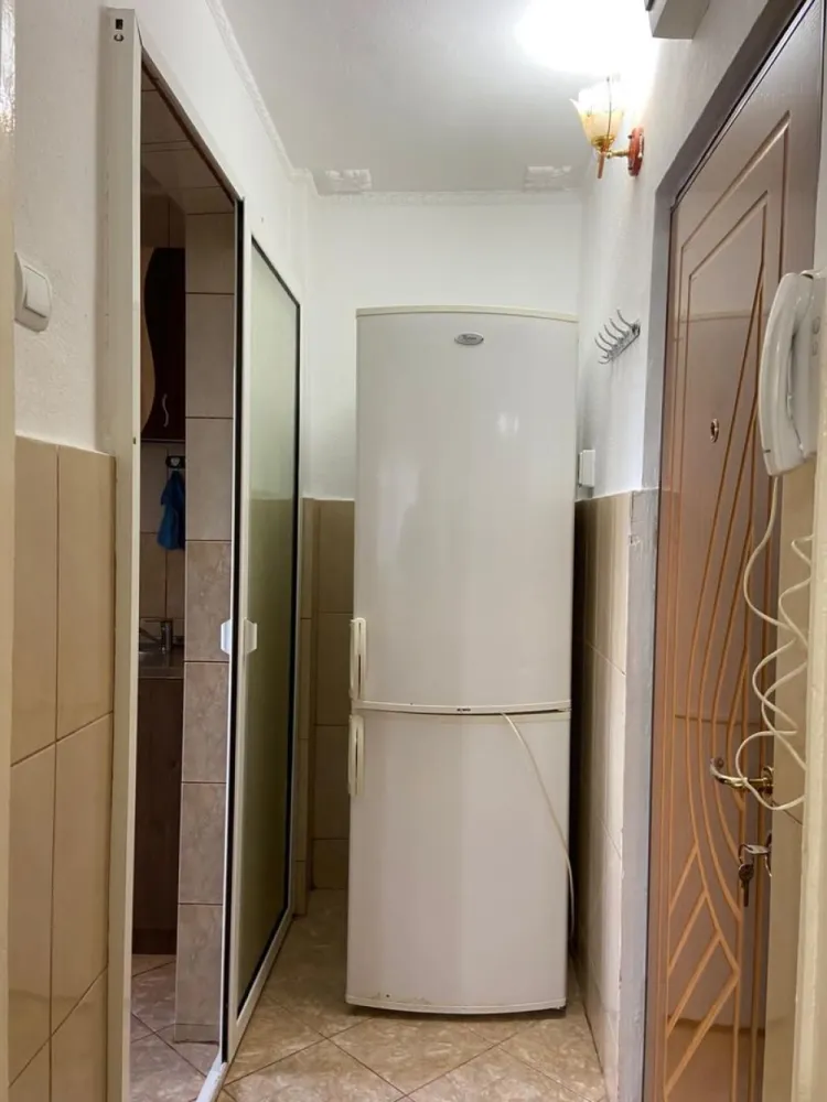 De vanzare apartament cu 2 camere mobilat si utilat, Micro 38, etaj 3 - Vă prezentăm spre vânzare un apartament cu 2 camere, semidecomandat, situat în cartierul Micro 38, la etajul 3 al unui imobil amplasat stradal. Cu o suprafață de 37 mp, locuința este ideală pentru un cuplu, o persoană singură sau ca investiție pentru închiriere.
Apartamentul se vinde complet mobilat și utilat, fiind pregătit pentru mutare imediată, fără investiții suplimentare. Compartimentarea este practică și funcțională, oferind un spațiu confortabil și bine organizat.
Deși imobilul este situat stradal, zona este liniștită și beneficiază de acces rapid către magazine, școli, mijloace de transport în comun și alte puncte de interes, asigurând confortul vieții de zi cu zi.
Caracteristici:
- 2 camere semidecomandate;
- Suprafață: 37 mp;
- Etaj 3;
- Complet mobilat și utilat;
- Zonă liniștită;
- Acces facil la toate facilitățile urbane.
Preț: 58.000 €, negociabil.
Pentru mai multe informații sau pentru programarea unei vizionări, nu ezitați să ne contactați 0741.030.291 Marilena, Agentia Mag Invest. 
Acest apartament poate fi alegerea ideală atât pentru locuit, cât și pentru investiție!