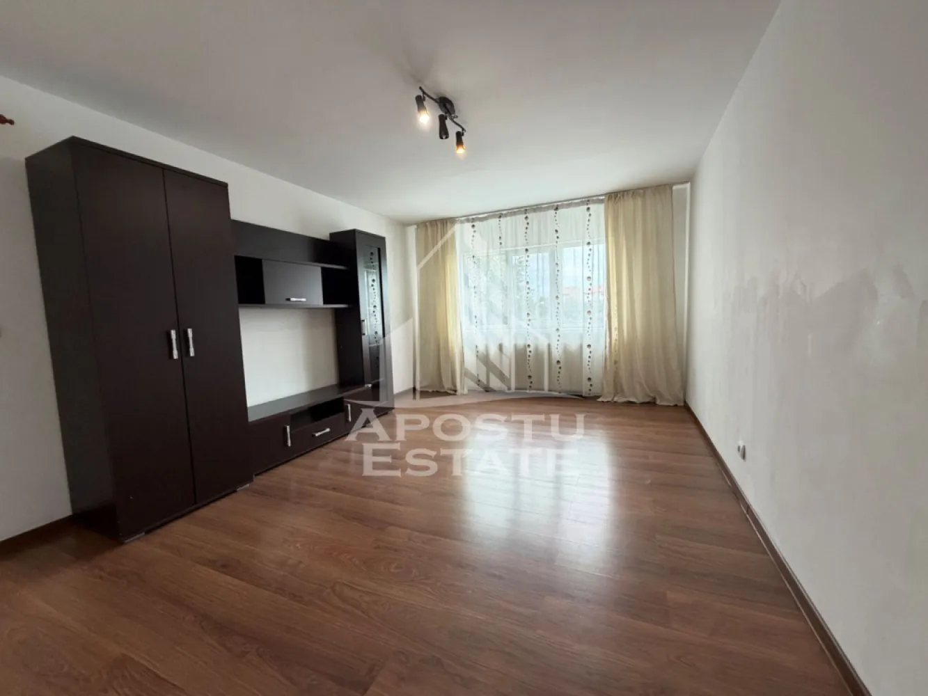 Apartament de vanzare cu 3 cam, centrala proprie,zona Lunei, Timisoara - Agentia Imobiliara APOSTU ESTATE va propune spre vanzare un apartament cu 3 camere,in zona Luneu, o zona apreciata pentru accesul facil catre punctele de interes ale orasului.

Apartamentul are o suprafata utila de 63 mp, este decomandat si dispune de o compartimentare practica, fiind ideal atat pentru locuit, cat si pentru investitie.

Compartimentare:

* Living;
* Bucatarie;
* Dormitor1;
*Dormitor 2
* 2 bai, dintre care una este prevazuta cu cada;
* Hol;
* Balcon deschis.

Confortul termic este asigurat de centrala termica proprie, iar apartamentul beneficiaza de multiple imbunatatiri, precum:

* Instalatie electrica complet refacuta;
* Tevi noi pentru apa calda si rece;
* Tavan renovat din rigips.

Va invitam cu drag la o vizionare !
ID Intern: CP3210872!