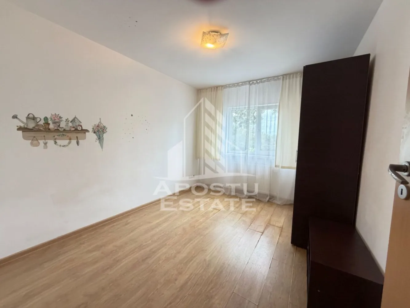 Apartament de vanzare cu 3 cam, centrala proprie,zona Lunei, Timisoara - Agentia Imobiliara APOSTU ESTATE va propune spre vanzare un apartament cu 3 camere,in zona Luneu, o zona apreciata pentru accesul facil catre punctele de interes ale orasului.

Apartamentul are o suprafata utila de 63 mp, este decomandat si dispune de o compartimentare practica, fiind ideal atat pentru locuit, cat si pentru investitie.

Compartimentare:

* Living;
* Bucatarie;
* Dormitor1;
*Dormitor 2
* 2 bai, dintre care una este prevazuta cu cada;
* Hol;
* Balcon deschis.

Confortul termic este asigurat de centrala termica proprie, iar apartamentul beneficiaza de multiple imbunatatiri, precum:

* Instalatie electrica complet refacuta;
* Tevi noi pentru apa calda si rece;
* Tavan renovat din rigips.

Va invitam cu drag la o vizionare !
ID Intern: CP3210872!