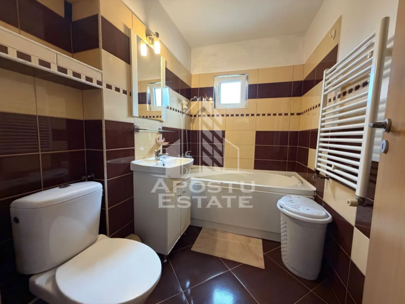 Apartament de vanzare cu 3 cam, centrala proprie,zona Lunei, Timisoara - Agentia Imobiliara APOSTU ESTATE va propune spre vanzare un apartament cu 3 camere,in zona Luneu, o zona apreciata pentru accesul facil catre punctele de interes ale orasului.

Apartamentul are o suprafata utila de 63 mp, este decomandat si dispune de o compartimentare practica, fiind ideal atat pentru locuit, cat si pentru investitie.

Compartimentare:

* Living;
* Bucatarie;
* Dormitor1;
*Dormitor 2
* 2 bai, dintre care una este prevazuta cu cada;
* Hol;
* Balcon deschis.

Confortul termic este asigurat de centrala termica proprie, iar apartamentul beneficiaza de multiple imbunatatiri, precum:

* Instalatie electrica complet refacuta;
* Tevi noi pentru apa calda si rece;
* Tavan renovat din rigips.

Va invitam cu drag la o vizionare !
ID Intern: CP3210872!