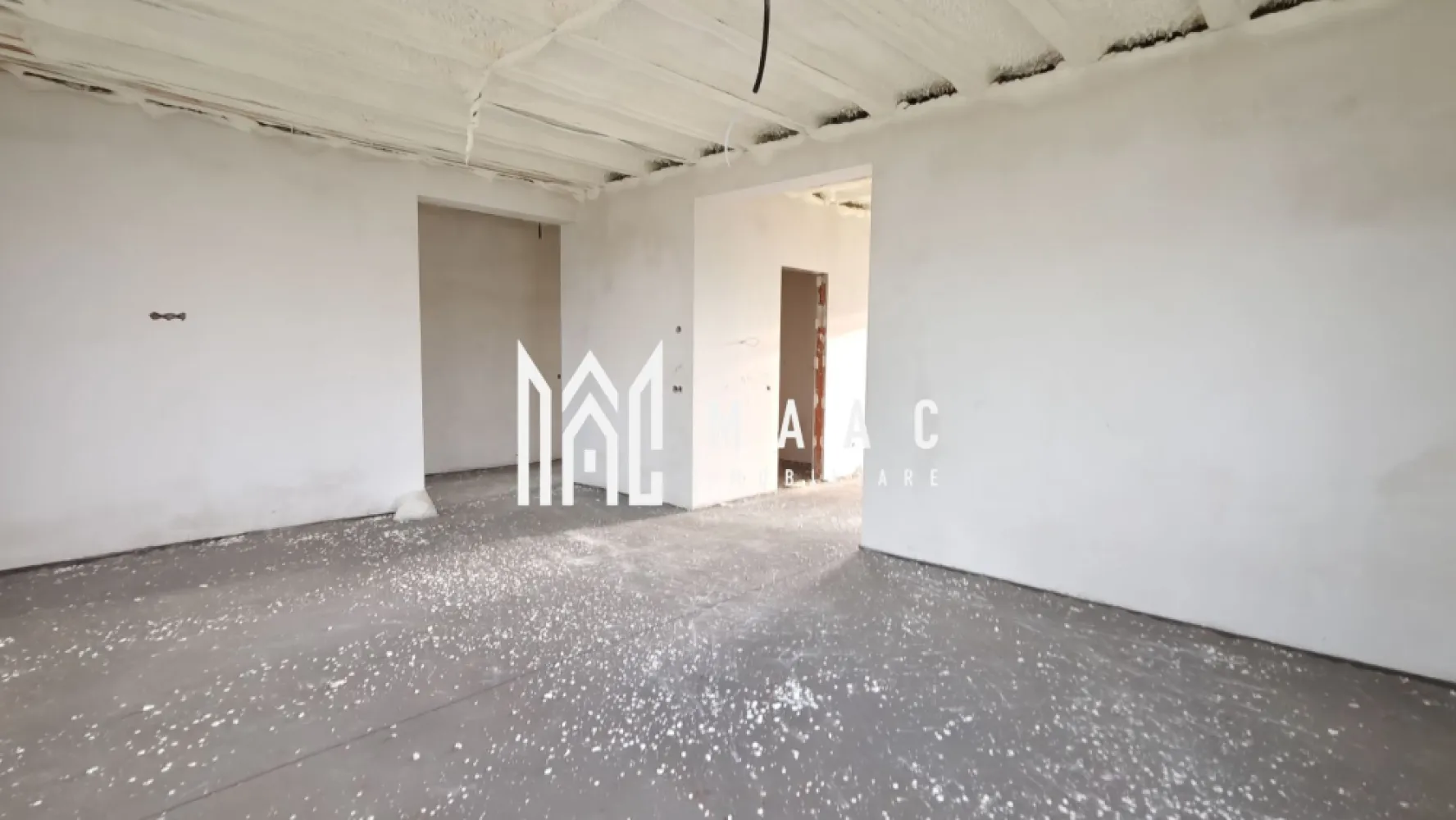 Casă 103 mpu I Curte proprie I Panouri Solare I Cristian - MAAC Imobiliare oferă spre vânzare o locuință modernă, recent finalizată, situată în localitatea Cristian, județul Sibiu.

Ansamblul cuprinde două unități locative construite în oglindă, despărțite printr-un perete dublu, ceea ce asigură o izolare fonică excelentă și un nivel ridicat de intimitate. 

Compartimentată din:
 -living generos cu zonă de dining și ieșire pe terasa de 30 mp, bucătărie separată, două dormitoare (unul prevăzut cu dressing), baie principală, baie de serviciu, debara și hol. 

Proprietatea este dotată cu:
-Panouri solare și baterii de stocare, precum și generator pentru situații neprevăzute,
-Centrală pe gaz, încălzire în pardoseală, izolație exterioară cu polistiren de 15 cm, izolație planșeu pod cu spumă poliuretanică( celulă închisă) și geamuri tripan. 
-Podul este accesibil prin scară interioară.
-Sunt incluse două locuri de parcare betonate.
-Curtea, cu o suprafață de 350 mp, oferă un spațiu generos ce poate fi amenajat după preferințele viitorului proprietar. 

Este o alegere potrivită pentru familiile care caută o casă economică- clasa energetică A, bine organizată și cu acces rapid către Sibiu.

Termenul de predare este stabilit pentru mai 2026. 
Locuința se predă „la cheie” la exterior și „la alb” la interior, cu posibilitatea de finalizare completă la cerere. 

Pentru mai multe detalii și pentru a programa o vizionare, contactați MAAC Imobiliare specificând ID CP2967184.