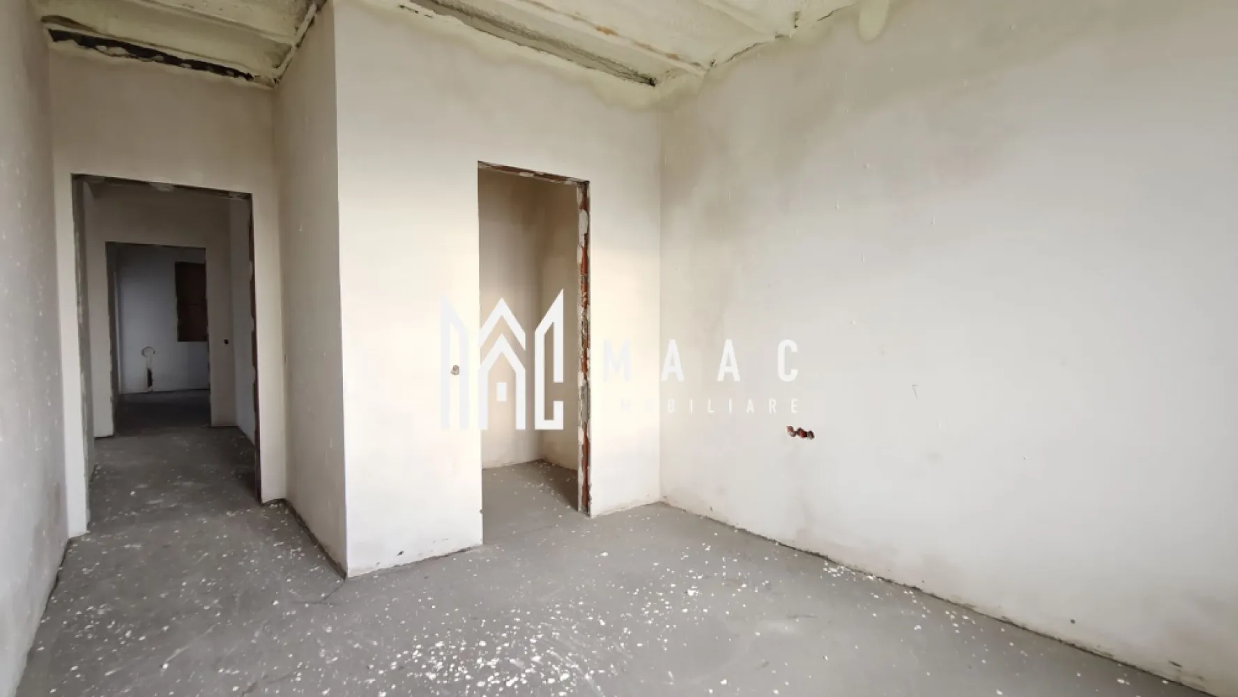 Casă 103 mpu I Curte proprie I Panouri Solare I Cristian - MAAC Imobiliare oferă spre vânzare o locuință modernă, recent finalizată, situată în localitatea Cristian, județul Sibiu.

Ansamblul cuprinde două unități locative construite în oglindă, despărțite printr-un perete dublu, ceea ce asigură o izolare fonică excelentă și un nivel ridicat de intimitate. 

Compartimentată din:
 -living generos cu zonă de dining și ieșire pe terasa de 30 mp, bucătărie separată, două dormitoare (unul prevăzut cu dressing), baie principală, baie de serviciu, debara și hol. 

Proprietatea este dotată cu:
-Panouri solare și baterii de stocare, precum și generator pentru situații neprevăzute,
-Centrală pe gaz, încălzire în pardoseală, izolație exterioară cu polistiren de 15 cm, izolație planșeu pod cu spumă poliuretanică( celulă închisă) și geamuri tripan. 
-Podul este accesibil prin scară interioară.
-Sunt incluse două locuri de parcare betonate.
-Curtea, cu o suprafață de 350 mp, oferă un spațiu generos ce poate fi amenajat după preferințele viitorului proprietar. 

Este o alegere potrivită pentru familiile care caută o casă economică- clasa energetică A, bine organizată și cu acces rapid către Sibiu.

Termenul de predare este stabilit pentru mai 2026. 
Locuința se predă „la cheie” la exterior și „la alb” la interior, cu posibilitatea de finalizare completă la cerere. 

Pentru mai multe detalii și pentru a programa o vizionare, contactați MAAC Imobiliare specificând ID CP2967184.