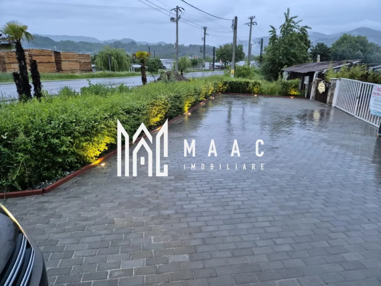 Piscina | Restaurant | Evenimente Horeca | Daesti - MAAC Imobiliare vă prezintă o oportunitate rară de investiție în inima uneia dintre cele mai apreciate zone turistice din județul Vâlcea.

Situată în proximitatea renumitei stațiuni Călimănești, în comuna Dăești, la doar câteva minute de Râmnicu Vâlcea, această proprietate spectaculoasă se remarcă printr-un concept complet de relaxare, divertisment și evenimente, fiind oferită la cheie, împreună cu întreaga afacere funcțională și cu un istoric solid de peste 15 ani pe piață.
Această locație reprezintă o investiție ideală pentru antreprenorii din domeniul HoReCa sau pentru investitorii care își doresc o afacere deja consolidată, cu notorietate și bază stabilă de clienți.

Complex de agrement cu piscină și zonă de relaxare

Piesa centrală a proprietății este impresionantul bazin de înot cu o suprafață de aproximativ 230 mp, proiectat pentru confortul și siguranța clienților. Complexul include:

* bazin dedicat adulților
* bazin separat pentru copii, ideal pentru familii

Zona piscinei este amenajată generos și poate găzdui:

* aproximativ 150 de șezlonguri dispuse elegant în jurul bazinului
* 100 de locuri în zona de plajă amenajată

Întregul spațiu oferă o atmosferă de vacanță, perfectă pentru relaxare, petreceri tematice sau evenimente private.

Terase și bar exterior cu design exotic

Proprietatea beneficiază de trei terase spațioase, atent amenajate pentru confortul clienților:

* două terase acoperite, ideale pentru zilele toride sau pentru evenimente
* o terasă amplasată chiar lângă piscina principală

Un element de atracție aparte îl reprezintă barul exterior cu design exotic, care completează perfect atmosfera de resort și devine punctul central al petrecerilor de zi sau de noapte.

Complexul include și un restaurant elegant cu o capacitate de aproximativ 100 de locuri, perfect pentru organizarea de:

* nunți
* botezuri
* aniversări
* zile onomastice
* petreceri private

Restaurantul este amplasat strategic în imediata vecinătate a zonei de relaxare, permițând integrarea perfectă a evenimentelor cu zona de piscină.

Bucătărie profesională complet utilată
Spațiul dispune de bucătărie profesională complet echipată, pregătită pentru a susține evenimente de amploare și activitate constantă în domeniul gastronomic.

Predare completă – afacere la cheie (la cerere oferim poze cu renovarile trecut-prezent)

Proprietatea se predă exact așa cum funcționează în prezent, incluzând:
* mobilierul (mese, scaune)
* șezlonguri
* aranjamente și elemente decorative
* recuzita necesară organizării de evenimente
* echipamentele existente
Practic, noul proprietar poate continua activitatea imediat, fără investiții suplimentare majore.
Locație strategică
Amplasamentul este stradal, cu acces facil și vizibilitate bună. În vecinătate se află o zonă industrială și liniștită, ceea ce permite organizarea evenimentelor fără riscul de a deranja vecinătățile.
Conditii flexibile de achizitie: posibilitatea de plata in maximum 3 rate/ schimburi cu imobiliare

ID: CP297165