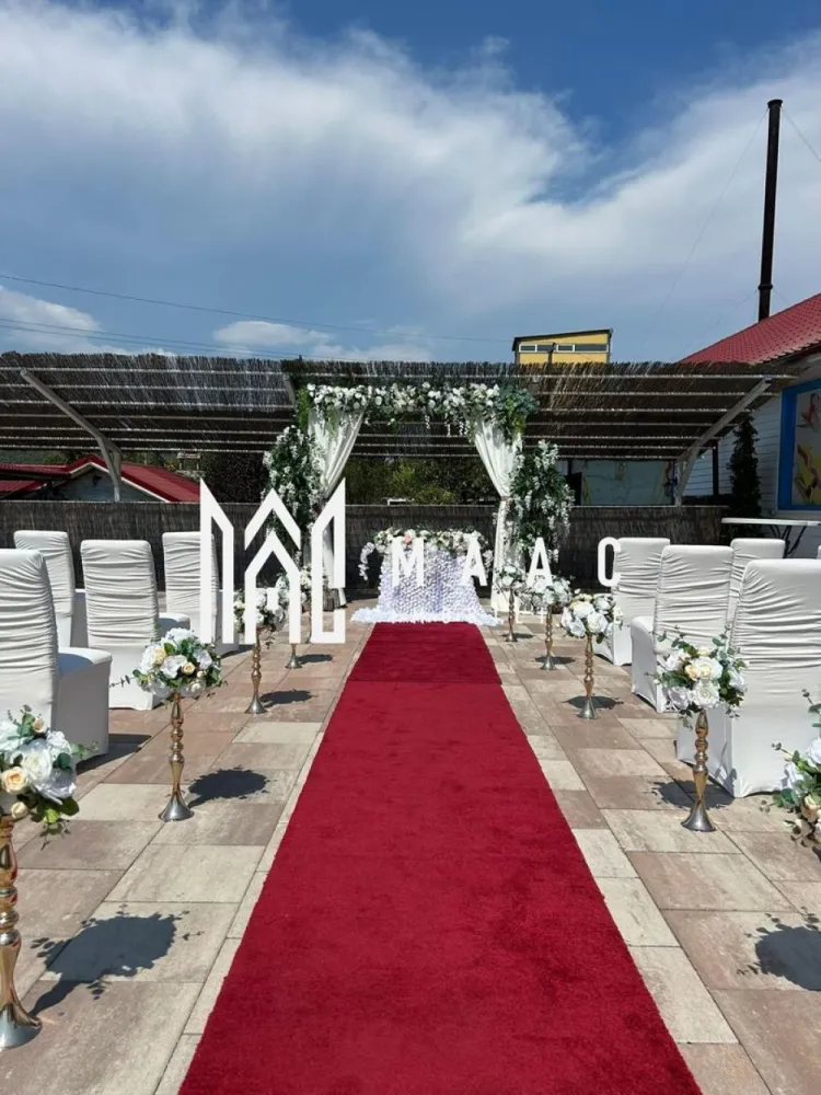 Piscina | Restaurant | Evenimente Horeca | Daesti - MAAC Imobiliare vă prezintă o oportunitate rară de investiție în inima uneia dintre cele mai apreciate zone turistice din județul Vâlcea.

Situată în proximitatea renumitei stațiuni Călimănești, în comuna Dăești, la doar câteva minute de Râmnicu Vâlcea, această proprietate spectaculoasă se remarcă printr-un concept complet de relaxare, divertisment și evenimente, fiind oferită la cheie, împreună cu întreaga afacere funcțională și cu un istoric solid de peste 15 ani pe piață.
Această locație reprezintă o investiție ideală pentru antreprenorii din domeniul HoReCa sau pentru investitorii care își doresc o afacere deja consolidată, cu notorietate și bază stabilă de clienți.

Complex de agrement cu piscină și zonă de relaxare

Piesa centrală a proprietății este impresionantul bazin de înot cu o suprafață de aproximativ 230 mp, proiectat pentru confortul și siguranța clienților. Complexul include:

* bazin dedicat adulților
* bazin separat pentru copii, ideal pentru familii

Zona piscinei este amenajată generos și poate găzdui:

* aproximativ 150 de șezlonguri dispuse elegant în jurul bazinului
* 100 de locuri în zona de plajă amenajată

Întregul spațiu oferă o atmosferă de vacanță, perfectă pentru relaxare, petreceri tematice sau evenimente private.

Terase și bar exterior cu design exotic

Proprietatea beneficiază de trei terase spațioase, atent amenajate pentru confortul clienților:

* două terase acoperite, ideale pentru zilele toride sau pentru evenimente
* o terasă amplasată chiar lângă piscina principală

Un element de atracție aparte îl reprezintă barul exterior cu design exotic, care completează perfect atmosfera de resort și devine punctul central al petrecerilor de zi sau de noapte.

Complexul include și un restaurant elegant cu o capacitate de aproximativ 100 de locuri, perfect pentru organizarea de:

* nunți
* botezuri
* aniversări
* zile onomastice
* petreceri private

Restaurantul este amplasat strategic în imediata vecinătate a zonei de relaxare, permițând integrarea perfectă a evenimentelor cu zona de piscină.

Bucătărie profesională complet utilată
Spațiul dispune de bucătărie profesională complet echipată, pregătită pentru a susține evenimente de amploare și activitate constantă în domeniul gastronomic.

Predare completă – afacere la cheie (la cerere oferim poze cu renovarile trecut-prezent)

Proprietatea se predă exact așa cum funcționează în prezent, incluzând:
* mobilierul (mese, scaune)
* șezlonguri
* aranjamente și elemente decorative
* recuzita necesară organizării de evenimente
* echipamentele existente
Practic, noul proprietar poate continua activitatea imediat, fără investiții suplimentare majore.
Locație strategică
Amplasamentul este stradal, cu acces facil și vizibilitate bună. În vecinătate se află o zonă industrială și liniștită, ceea ce permite organizarea evenimentelor fără riscul de a deranja vecinătățile.
Conditii flexibile de achizitie: posibilitatea de plata in maximum 3 rate/ schimburi cu imobiliare

ID: CP297165