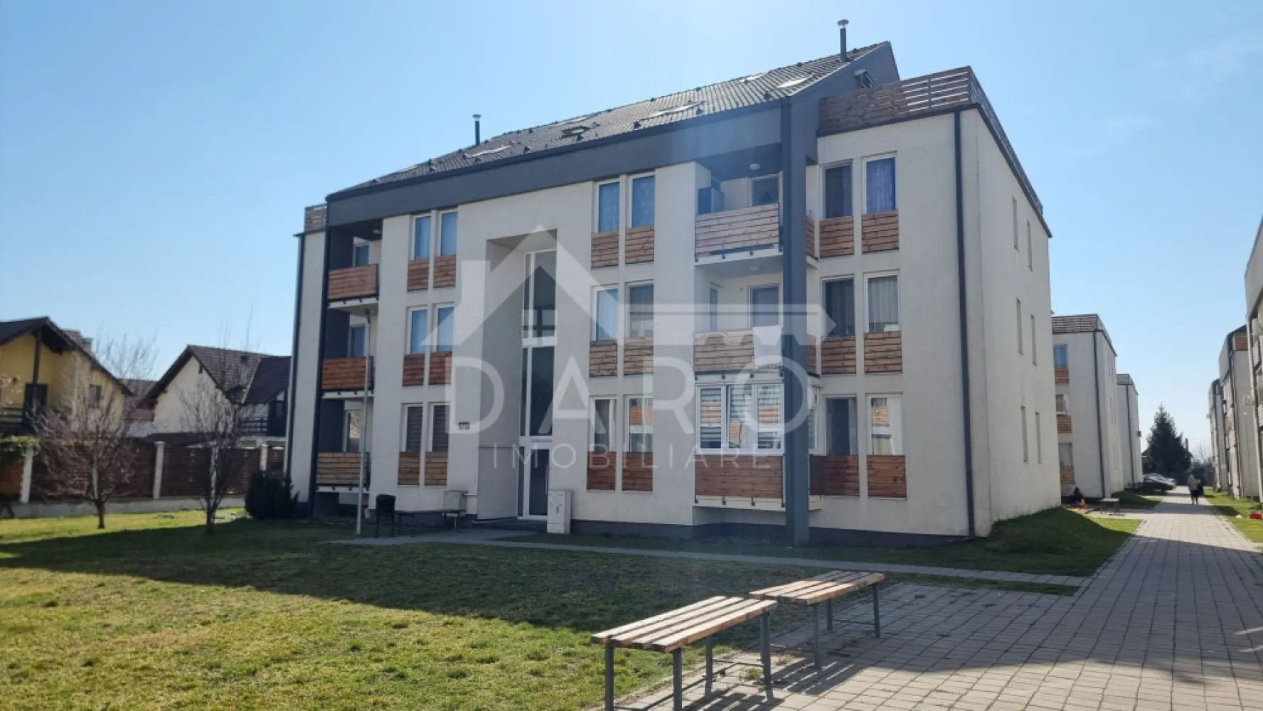 Vând apartament in AMMA Residence, cu loc parcare!!! - Acest apartament din AMMA Residence – cartierul Unirii poate fi alegerea perfectă pentru tine.
Apartamentul este decomandat, luminos și foarte bine compartimentat, situat la parter înalt, într-un ansamblu rezidențial apreciat.
💰 Preț: 119.000 € (negociabil)
📐 Compartimentare:
✔ living spațios și luminos
✔ dormitor matrimonial
✔ bucătărie separată, mobilată și utilată
✔ baie modernă
✔ hol cu spații de depozitare
✔ balcon
🛋 Dotări:
✔ apartament mobilat și utilat
✔ electrocasnice incluse
✔ bucătărie complet echipată
✔ finisaje moderne
✔ poziționat pe partea însorită – consum redus de gaz
📍 Avantaje locație:
✔ ansamblu rezidențial modern – AMMA Residence
✔ zonă liniștită cu multă verdeață
✔ acces rapid către oraș
✔ loc de parcare disponibil (se poate achiziționa cu sau fără)
💎 Ideal pentru locuință personală sau investiție.
🤝 Proprietate promovată prin DARO Imobiliare
💳 Dacă dorești să achiziționezi această proprietate prin credit, poți alege Kiwi Finance ca soluție de finanțare.
Prin Kiwi Finance beneficiezi de:
✔ analiză GRATUITĂ a eligibilității
✔ oferte de la peste 12 bănci
✔ negocierea dobânzii în favoarea ta
✔ suport complet până la semnarea contractului de credit și a actelor de vânzare
📞 Detalii și vizionări:
Coman Maria – DARO Imobiliare & Kiwi Finance
📱 0749 535 729
🔑 DARO Imobiliare – găsim proprietatea potrivită.
💳 Kiwi Finance – te ajutăm să o cumperi.