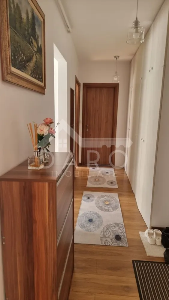 Vând apartament in AMMA Residence, cu loc parcare!!! - Acest apartament din AMMA Residence – cartierul Unirii poate fi alegerea perfectă pentru tine.
Apartamentul este decomandat, luminos și foarte bine compartimentat, situat la parter înalt, într-un ansamblu rezidențial apreciat.
💰 Preț: 119.000 € (negociabil)
📐 Compartimentare:
✔ living spațios și luminos
✔ dormitor matrimonial
✔ bucătărie separată, mobilată și utilată
✔ baie modernă
✔ hol cu spații de depozitare
✔ balcon
🛋 Dotări:
✔ apartament mobilat și utilat
✔ electrocasnice incluse
✔ bucătărie complet echipată
✔ finisaje moderne
✔ poziționat pe partea însorită – consum redus de gaz
📍 Avantaje locație:
✔ ansamblu rezidențial modern – AMMA Residence
✔ zonă liniștită cu multă verdeață
✔ acces rapid către oraș
✔ loc de parcare disponibil (se poate achiziționa cu sau fără)
💎 Ideal pentru locuință personală sau investiție.
🤝 Proprietate promovată prin DARO Imobiliare
💳 Dacă dorești să achiziționezi această proprietate prin credit, poți alege Kiwi Finance ca soluție de finanțare.
Prin Kiwi Finance beneficiezi de:
✔ analiză GRATUITĂ a eligibilității
✔ oferte de la peste 12 bănci
✔ negocierea dobânzii în favoarea ta
✔ suport complet până la semnarea contractului de credit și a actelor de vânzare
📞 Detalii și vizionări:
Coman Maria – DARO Imobiliare & Kiwi Finance
📱 0749 535 729
🔑 DARO Imobiliare – găsim proprietatea potrivită.
💳 Kiwi Finance – te ajutăm să o cumperi.