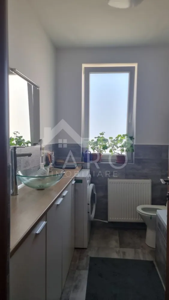 Vând apartament in AMMA Residence, cu loc parcare!!! - Acest apartament din AMMA Residence – cartierul Unirii poate fi alegerea perfectă pentru tine.
Apartamentul este decomandat, luminos și foarte bine compartimentat, situat la parter înalt, într-un ansamblu rezidențial apreciat.
💰 Preț: 119.000 € (negociabil)
📐 Compartimentare:
✔ living spațios și luminos
✔ dormitor matrimonial
✔ bucătărie separată, mobilată și utilată
✔ baie modernă
✔ hol cu spații de depozitare
✔ balcon
🛋 Dotări:
✔ apartament mobilat și utilat
✔ electrocasnice incluse
✔ bucătărie complet echipată
✔ finisaje moderne
✔ poziționat pe partea însorită – consum redus de gaz
📍 Avantaje locație:
✔ ansamblu rezidențial modern – AMMA Residence
✔ zonă liniștită cu multă verdeață
✔ acces rapid către oraș
✔ loc de parcare disponibil (se poate achiziționa cu sau fără)
💎 Ideal pentru locuință personală sau investiție.
🤝 Proprietate promovată prin DARO Imobiliare
💳 Dacă dorești să achiziționezi această proprietate prin credit, poți alege Kiwi Finance ca soluție de finanțare.
Prin Kiwi Finance beneficiezi de:
✔ analiză GRATUITĂ a eligibilității
✔ oferte de la peste 12 bănci
✔ negocierea dobânzii în favoarea ta
✔ suport complet până la semnarea contractului de credit și a actelor de vânzare
📞 Detalii și vizionări:
Coman Maria – DARO Imobiliare & Kiwi Finance
📱 0749 535 729
🔑 DARO Imobiliare – găsim proprietatea potrivită.
💳 Kiwi Finance – te ajutăm să o cumperi.