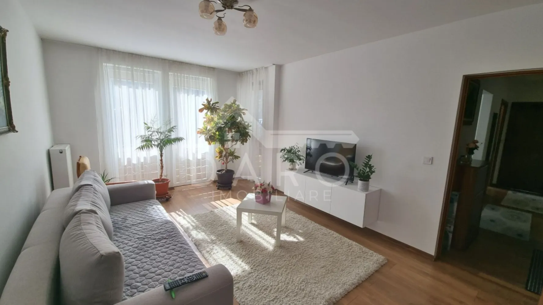 Vând apartament in AMMA Residence, cu loc parcare!!! - Acest apartament din AMMA Residence – cartierul Unirii poate fi alegerea perfectă pentru tine.
Apartamentul este decomandat, luminos și foarte bine compartimentat, situat la parter înalt, într-un ansamblu rezidențial apreciat.
💰 Preț: 119.000 € (negociabil)
📐 Compartimentare:
✔ living spațios și luminos
✔ dormitor matrimonial
✔ bucătărie separată, mobilată și utilată
✔ baie modernă
✔ hol cu spații de depozitare
✔ balcon
🛋 Dotări:
✔ apartament mobilat și utilat
✔ electrocasnice incluse
✔ bucătărie complet echipată
✔ finisaje moderne
✔ poziționat pe partea însorită – consum redus de gaz
📍 Avantaje locație:
✔ ansamblu rezidențial modern – AMMA Residence
✔ zonă liniștită cu multă verdeață
✔ acces rapid către oraș
✔ loc de parcare disponibil (se poate achiziționa cu sau fără)
💎 Ideal pentru locuință personală sau investiție.
🤝 Proprietate promovată prin DARO Imobiliare
💳 Dacă dorești să achiziționezi această proprietate prin credit, poți alege Kiwi Finance ca soluție de finanțare.
Prin Kiwi Finance beneficiezi de:
✔ analiză GRATUITĂ a eligibilității
✔ oferte de la peste 12 bănci
✔ negocierea dobânzii în favoarea ta
✔ suport complet până la semnarea contractului de credit și a actelor de vânzare
📞 Detalii și vizionări:
Coman Maria – DARO Imobiliare & Kiwi Finance
📱 0749 535 729
🔑 DARO Imobiliare – găsim proprietatea potrivită.
💳 Kiwi Finance – te ajutăm să o cumperi.