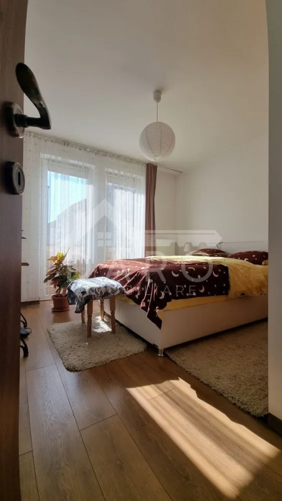 Vând apartament in AMMA Residence, cu loc parcare!!! - Acest apartament din AMMA Residence – cartierul Unirii poate fi alegerea perfectă pentru tine.
Apartamentul este decomandat, luminos și foarte bine compartimentat, situat la parter înalt, într-un ansamblu rezidențial apreciat.
💰 Preț: 119.000 € (negociabil)
📐 Compartimentare:
✔ living spațios și luminos
✔ dormitor matrimonial
✔ bucătărie separată, mobilată și utilată
✔ baie modernă
✔ hol cu spații de depozitare
✔ balcon
🛋 Dotări:
✔ apartament mobilat și utilat
✔ electrocasnice incluse
✔ bucătărie complet echipată
✔ finisaje moderne
✔ poziționat pe partea însorită – consum redus de gaz
📍 Avantaje locație:
✔ ansamblu rezidențial modern – AMMA Residence
✔ zonă liniștită cu multă verdeață
✔ acces rapid către oraș
✔ loc de parcare disponibil (se poate achiziționa cu sau fără)
💎 Ideal pentru locuință personală sau investiție.
🤝 Proprietate promovată prin DARO Imobiliare
💳 Dacă dorești să achiziționezi această proprietate prin credit, poți alege Kiwi Finance ca soluție de finanțare.
Prin Kiwi Finance beneficiezi de:
✔ analiză GRATUITĂ a eligibilității
✔ oferte de la peste 12 bănci
✔ negocierea dobânzii în favoarea ta
✔ suport complet până la semnarea contractului de credit și a actelor de vânzare
📞 Detalii și vizionări:
Coman Maria – DARO Imobiliare & Kiwi Finance
📱 0749 535 729
🔑 DARO Imobiliare – găsim proprietatea potrivită.
💳 Kiwi Finance – te ajutăm să o cumperi.