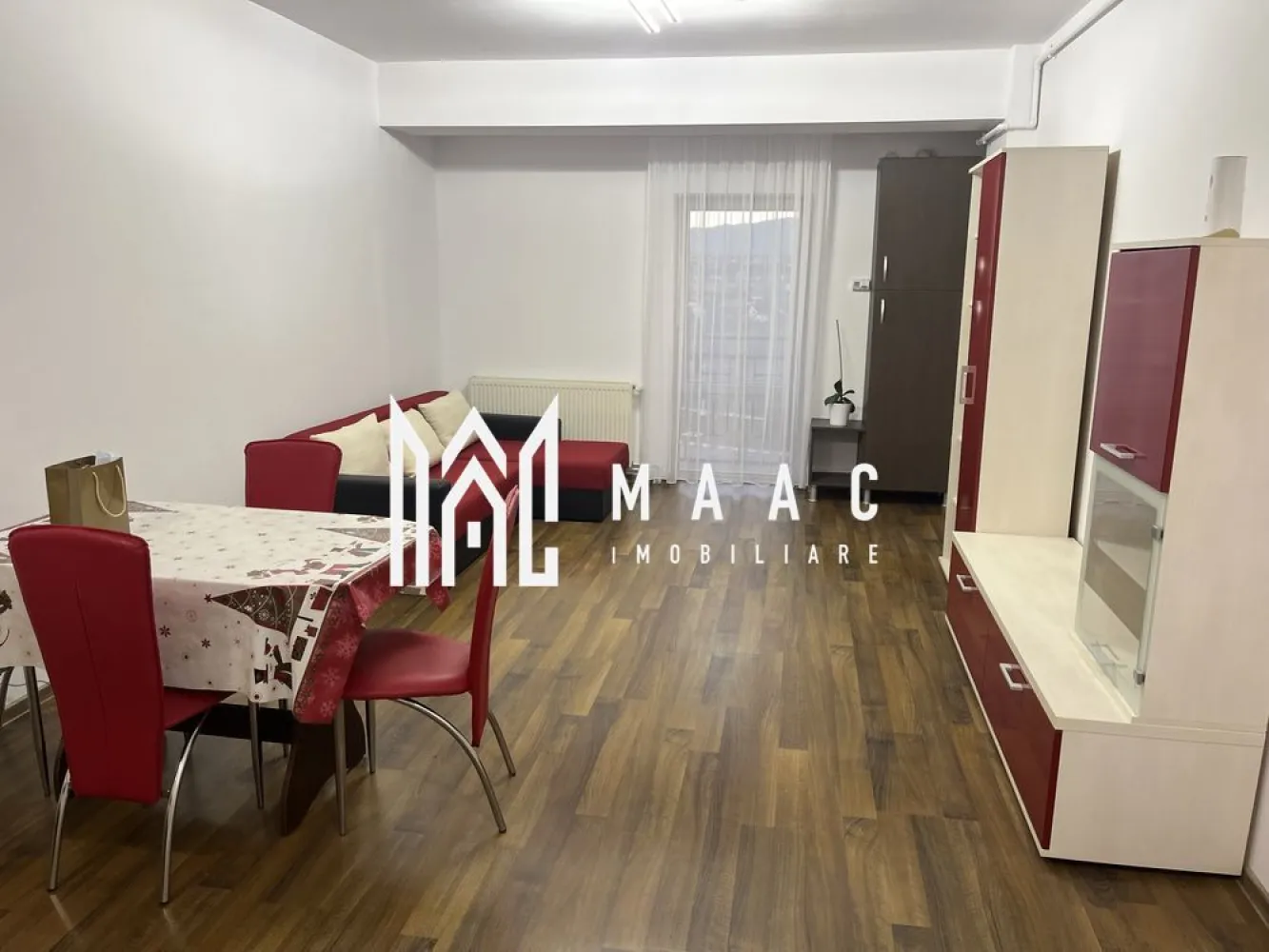 Apartament 2 camere | Turnisor | 48 MPU | Etajul 2 | Loc de parcare - MAAC Imobiliare vă propune spre vânzare un apartament modern și luminos, amplasat la etajul 2/5 al unui imobil situat într-o zonă de mare interes din Turnisor.

Compartimentarea imobilului:

- Hol de acces.
- Bucătărie utilată și mobilată, open space cu sufrageria.
- Dormitor matrimonial luminos.
- Baie dotată cu cabină de duș și sistem de ventilație.

Suprafața utilă a apartamentul este 48 mp, acesta beneficiind și de un loc de parcare privat. Totodată, acesta dispune de două balcoane franțuzești, cu acces din sufragerie și dormitor.

Imobilul are acces facil la mijloace de transport în comun, spații comerciale și locații destinate relaxării.

Pentru mai multe detalii, specificați CP2971346.