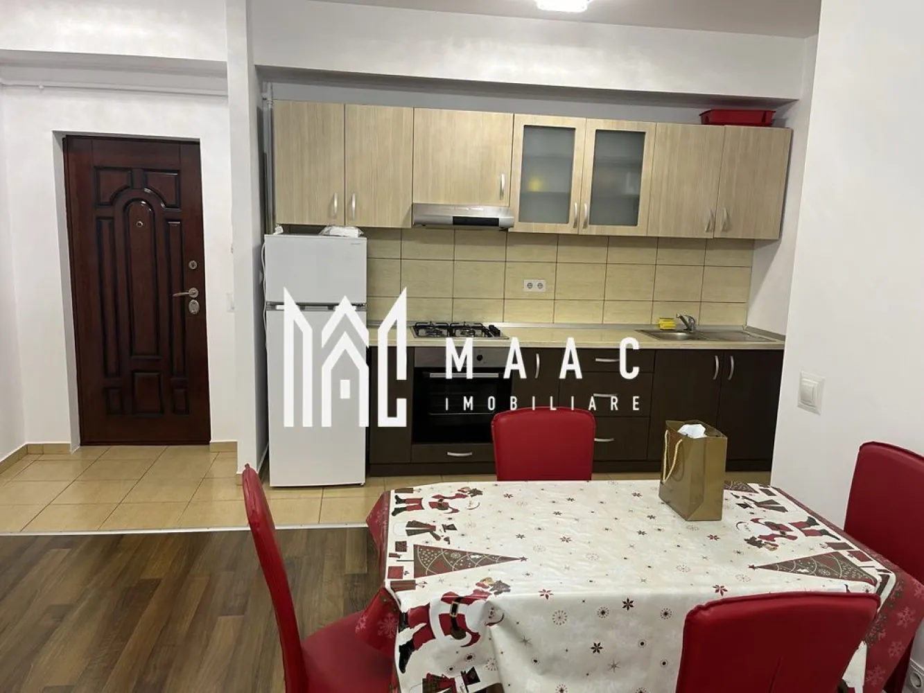 Apartament 2 camere | Turnisor | 48 MPU | Etajul 2 | Loc de parcare - MAAC Imobiliare vă propune spre vânzare un apartament modern și luminos, amplasat la etajul 2/5 al unui imobil situat într-o zonă de mare interes din Turnisor.

Compartimentarea imobilului:

- Hol de acces.
- Bucătărie utilată și mobilată, open space cu sufrageria.
- Dormitor matrimonial luminos.
- Baie dotată cu cabină de duș și sistem de ventilație.

Suprafața utilă a apartamentul este 48 mp, acesta beneficiind și de un loc de parcare privat. Totodată, acesta dispune de două balcoane franțuzești, cu acces din sufragerie și dormitor.

Imobilul are acces facil la mijloace de transport în comun, spații comerciale și locații destinate relaxării.

Pentru mai multe detalii, specificați CP2971346.