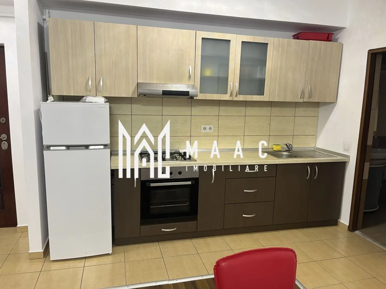 Apartament 2 camere | Turnisor | 48 MPU | Etajul 2 | Loc de parcare - MAAC Imobiliare vă propune spre vânzare un apartament modern și luminos, amplasat la etajul 2/5 al unui imobil situat într-o zonă de mare interes din Turnisor.

Compartimentarea imobilului:

- Hol de acces.
- Bucătărie utilată și mobilată, open space cu sufrageria.
- Dormitor matrimonial luminos.
- Baie dotată cu cabină de duș și sistem de ventilație.

Suprafața utilă a apartamentul este 48 mp, acesta beneficiind și de un loc de parcare privat. Totodată, acesta dispune de două balcoane franțuzești, cu acces din sufragerie și dormitor.

Imobilul are acces facil la mijloace de transport în comun, spații comerciale și locații destinate relaxării.

Pentru mai multe detalii, specificați CP2971346.
