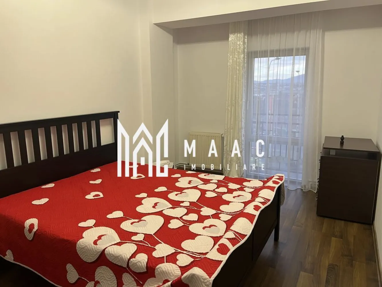 Apartament 2 camere | Turnisor | 48 MPU | Etajul 2 | Loc de parcare - MAAC Imobiliare vă propune spre vânzare un apartament modern și luminos, amplasat la etajul 2/5 al unui imobil situat într-o zonă de mare interes din Turnisor.

Compartimentarea imobilului:

- Hol de acces.
- Bucătărie utilată și mobilată, open space cu sufrageria.
- Dormitor matrimonial luminos.
- Baie dotată cu cabină de duș și sistem de ventilație.

Suprafața utilă a apartamentul este 48 mp, acesta beneficiind și de un loc de parcare privat. Totodată, acesta dispune de două balcoane franțuzești, cu acces din sufragerie și dormitor.

Imobilul are acces facil la mijloace de transport în comun, spații comerciale și locații destinate relaxării.

Pentru mai multe detalii, specificați CP2971346.