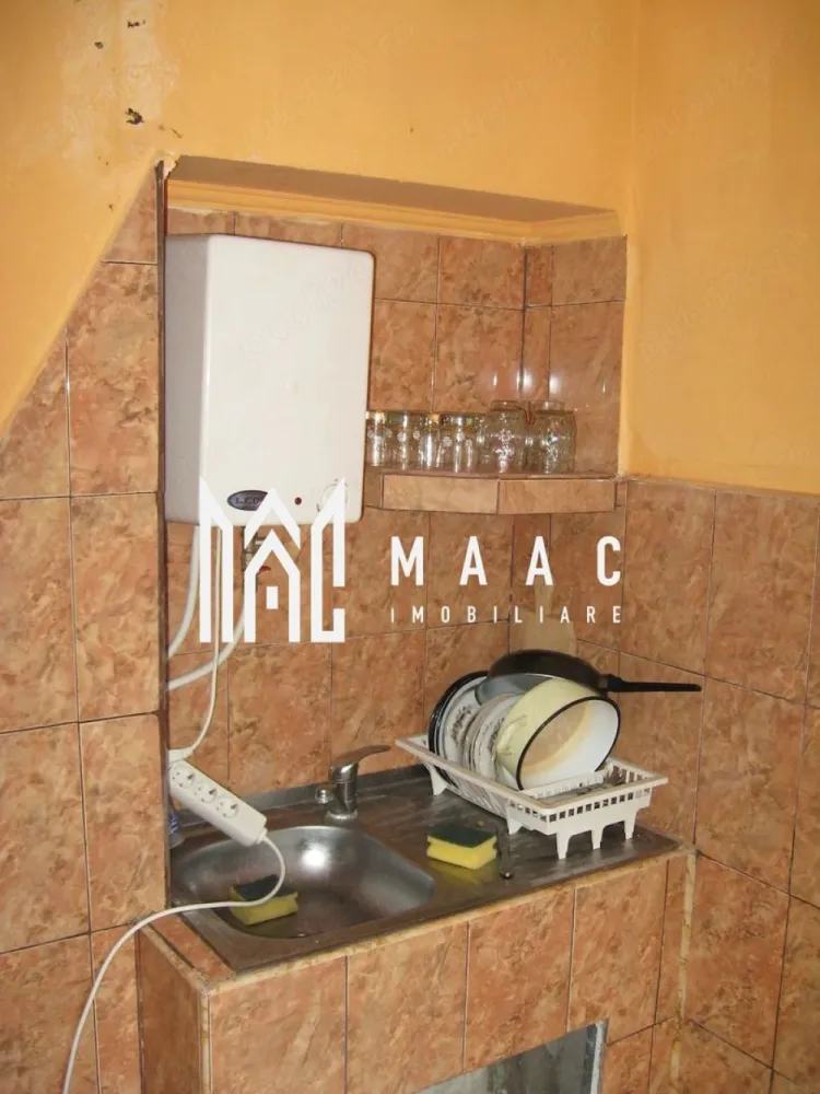 2 Garsoniere alaturate | Parter | Baile Govora -impreuna sau separat | - MAAC Imobiliare vă propune spre vânzare două garsoniere, situate în stațiunea Băile Govora, județul Vâlcea, la aproximativ 100 m de Primăria orașului, într-o zonă liniștită și cu acces facil către principalele puncte de interes.

Proprietățile sunt amplasate la parterul unui bloc construit în anul 1990 și reprezintă o oportunitate excelentă atât pentru locuire, cât și pentru investiție în regim hotelier sau închiriere pe termen lung.

Caracteristici principale:
Se vând împreună sau separat
Suprafață utilă: 27 mp fiecare
Parter
Bloc construit în anul 1990
Contorizare individuală pentru fiecare garsonieră
Preț pachet: 53.000 € (negociabil)
Pret garsoniera individual 27.000 euro

Compartimentare (fiecare garsonieră):
Hol de acces
Cameră
Bucătărie
Baie
Dotări:

Garsoniera 1:

Gresie
Faianță
Parchet laminat
Pereți finisați cu vopsea lavabilă
Ferestre cu geam termopan

Garsoniera 2:

Necesită renovare și amenajare după preferințele noului proprietar
Utilități:
Contor individual pentru apă rece
Contor individual pentru energie electrică
Contor individual pentru gaze naturale
Avantaje:
Amplasare excelentă, la doar 100 m de Primăria Băile Govora
Stațiune balneară cu potențial turistic ridicat
Posibilitatea utilizării uneia pentru locuit și a celeilalte pentru închiriere
Investiție cu potențial bun de valorificare
Parter – acces facil
Contorizare separată pentru fiecare unitate

Datorită poziționării într-o stațiune cu tradiție și a posibilităților multiple de utilizare, această proprietate reprezintă o oportunitate excelentă pentru investiție sau pentru cei care își doresc o locuință într-o zonă liniștită.
Se pot vinde impreuna sau individual.

Pentru mai multe informații și programarea unei vizionări, echipa MAAC Imobiliare vă stă la dispoziție.CP 3209532