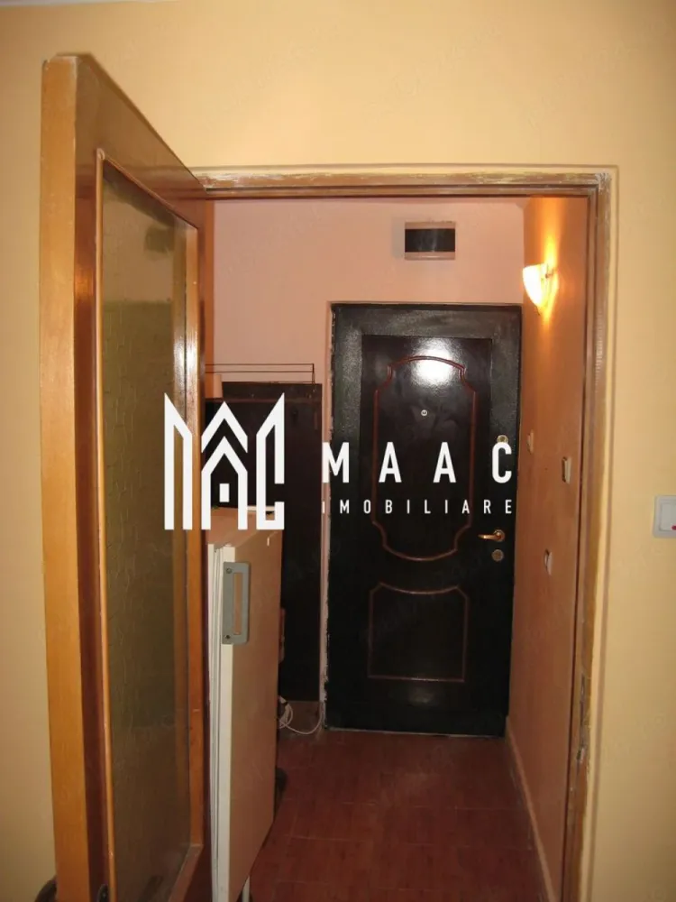 2 Garsoniere alaturate | Parter | Baile Govora -impreuna sau separat | - MAAC Imobiliare vă propune spre vânzare două garsoniere, situate în stațiunea Băile Govora, județul Vâlcea, la aproximativ 100 m de Primăria orașului, într-o zonă liniștită și cu acces facil către principalele puncte de interes.

Proprietățile sunt amplasate la parterul unui bloc construit în anul 1990 și reprezintă o oportunitate excelentă atât pentru locuire, cât și pentru investiție în regim hotelier sau închiriere pe termen lung.

Caracteristici principale:
Se vând împreună sau separat
Suprafață utilă: 27 mp fiecare
Parter
Bloc construit în anul 1990
Contorizare individuală pentru fiecare garsonieră
Preț pachet: 53.000 € (negociabil)
Pret garsoniera individual 27.000 euro

Compartimentare (fiecare garsonieră):
Hol de acces
Cameră
Bucătărie
Baie
Dotări:

Garsoniera 1:

Gresie
Faianță
Parchet laminat
Pereți finisați cu vopsea lavabilă
Ferestre cu geam termopan

Garsoniera 2:

Necesită renovare și amenajare după preferințele noului proprietar
Utilități:
Contor individual pentru apă rece
Contor individual pentru energie electrică
Contor individual pentru gaze naturale
Avantaje:
Amplasare excelentă, la doar 100 m de Primăria Băile Govora
Stațiune balneară cu potențial turistic ridicat
Posibilitatea utilizării uneia pentru locuit și a celeilalte pentru închiriere
Investiție cu potențial bun de valorificare
Parter – acces facil
Contorizare separată pentru fiecare unitate

Datorită poziționării într-o stațiune cu tradiție și a posibilităților multiple de utilizare, această proprietate reprezintă o oportunitate excelentă pentru investiție sau pentru cei care își doresc o locuință într-o zonă liniștită.
Se pot vinde impreuna sau individual.

Pentru mai multe informații și programarea unei vizionări, echipa MAAC Imobiliare vă stă la dispoziție.CP 3209532