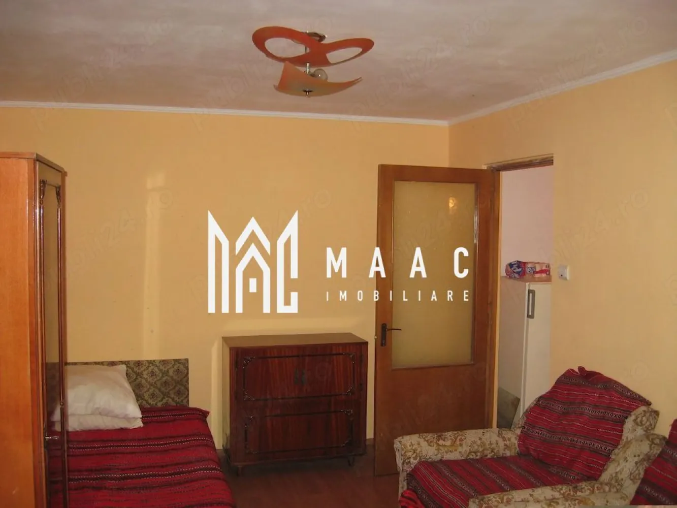 2 Garsoniere alaturate | Parter | Baile Govora -impreuna sau separat | - MAAC Imobiliare vă propune spre vânzare două garsoniere, situate în stațiunea Băile Govora, județul Vâlcea, la aproximativ 100 m de Primăria orașului, într-o zonă liniștită și cu acces facil către principalele puncte de interes.

Proprietățile sunt amplasate la parterul unui bloc construit în anul 1990 și reprezintă o oportunitate excelentă atât pentru locuire, cât și pentru investiție în regim hotelier sau închiriere pe termen lung.

Caracteristici principale:
Se vând împreună sau separat
Suprafață utilă: 27 mp fiecare
Parter
Bloc construit în anul 1990
Contorizare individuală pentru fiecare garsonieră
Preț pachet: 53.000 € (negociabil)
Pret garsoniera individual 27.000 euro

Compartimentare (fiecare garsonieră):
Hol de acces
Cameră
Bucătărie
Baie
Dotări:

Garsoniera 1:

Gresie
Faianță
Parchet laminat
Pereți finisați cu vopsea lavabilă
Ferestre cu geam termopan

Garsoniera 2:

Necesită renovare și amenajare după preferințele noului proprietar
Utilități:
Contor individual pentru apă rece
Contor individual pentru energie electrică
Contor individual pentru gaze naturale
Avantaje:
Amplasare excelentă, la doar 100 m de Primăria Băile Govora
Stațiune balneară cu potențial turistic ridicat
Posibilitatea utilizării uneia pentru locuit și a celeilalte pentru închiriere
Investiție cu potențial bun de valorificare
Parter – acces facil
Contorizare separată pentru fiecare unitate

Datorită poziționării într-o stațiune cu tradiție și a posibilităților multiple de utilizare, această proprietate reprezintă o oportunitate excelentă pentru investiție sau pentru cei care își doresc o locuință într-o zonă liniștită.
Se pot vinde impreuna sau individual.

Pentru mai multe informații și programarea unei vizionări, echipa MAAC Imobiliare vă stă la dispoziție.CP 3209532