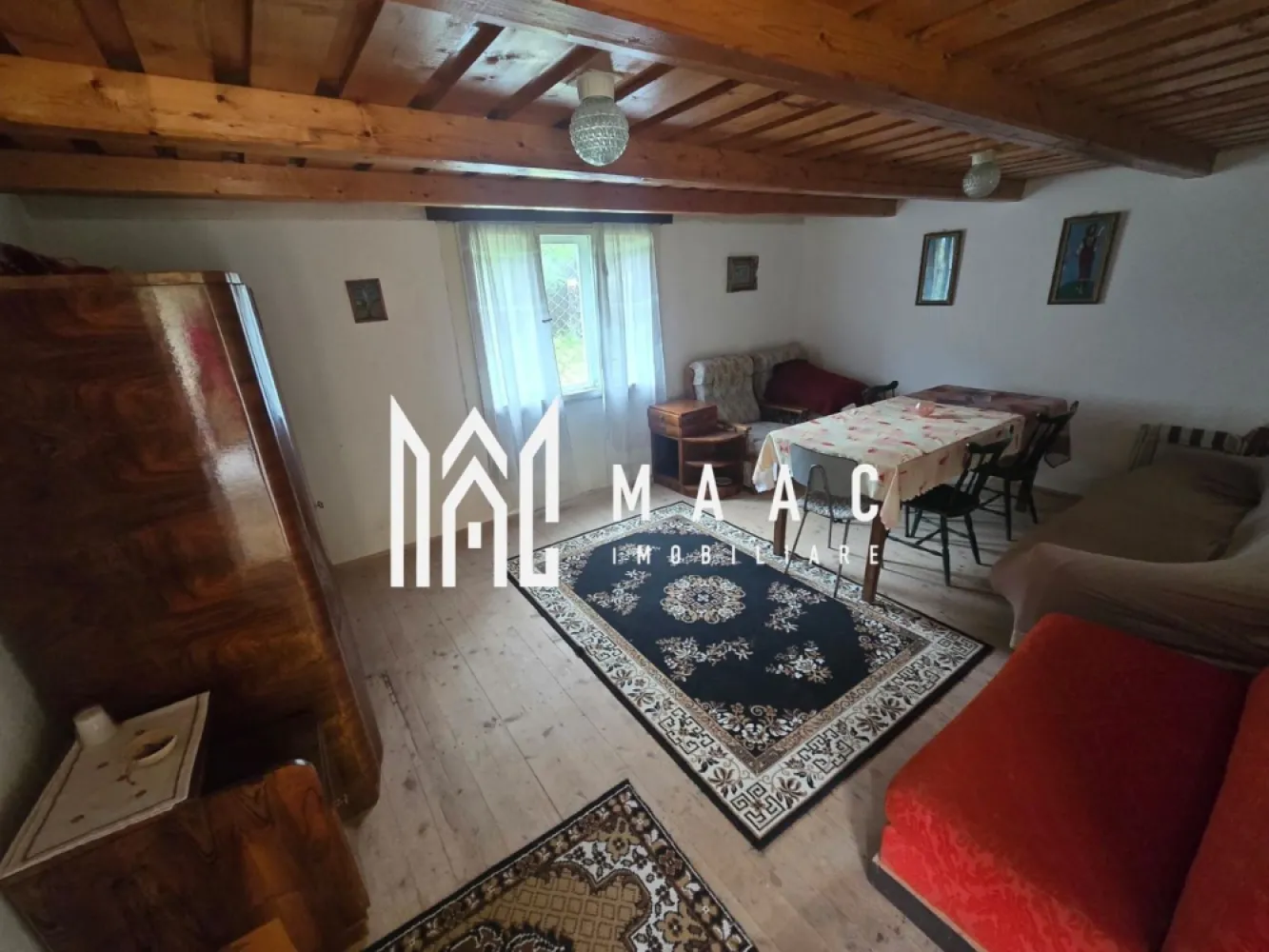 Casa de vacanta 1200 mp teren Valea Lotrioarei - Casă de vacanță de vânzare – Valea Lotrioarei | 1.200 mp teren | Deschidere la râu | Priveliște spectaculoasă către munți

Vă oferim spre vânzare o casă de vacanță amplasată într-un cadru natural deosebit, pe Valea Lotrioarei, ideală pentru relaxare, escapade de weekend sau investiție în regim turistic.

Proprietatea beneficiază de un teren generos de 1.200 mp, cu ieșire directă la râu, oferind intimitate, liniște și o priveliște superbă către munți.

Casa este construită pe fundație de beton, integral din lemn și izolată, îmbinând farmecul rustic cu confortul necesar unei locuințe de vacanță.

Compartimentare:

2 dormitoare decomandate;
Living primitor;
Bucătărie;
Terasă acoperită, perfectă pentru momentele petrecute în aer liber;
Suprafață utilă parter: 70 mp;
Etaj de aproximativ 30 mp, pregătit pentru compartimentare și amenajare după propriile preferințe.

Avantajele proprietății:

Teren de 1.200 mp cu acces direct la râu;
Zonă amenajată pentru barbeque;
Priveliște panoramică spre munți;
Zonă liniștită, în mijlocul naturii;
Acces facil pe drum asfaltat;
Proprietate liberă de sarcini;
Ideală atât ca locuință de vacanță, cât și pentru investiție în închiriere turistică.

Pentru mai multe detalii specificati CP3210159 la telefon.