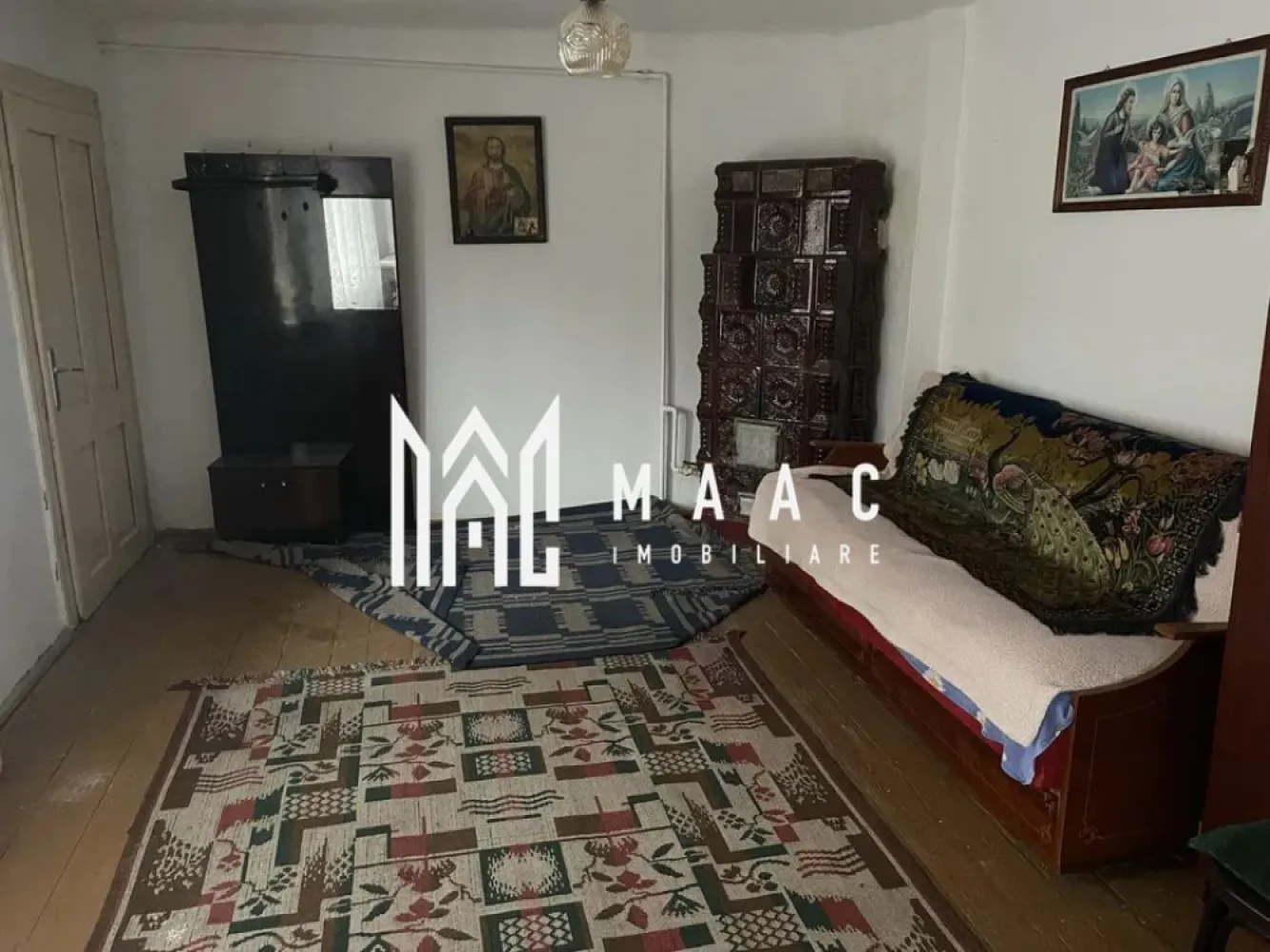 Casă individuală 4 camere | Șeica Mică | 100 mp utili, teren 474 mp - Casă individuală cu 4 camere în Șeica Mică, cu 100 mp utili și teren de 474 mp, potrivită pentru cei care caută spațiu și posibilitatea de amenajare după propriul stil.

Detalii proprietate:
• Suprafață utilă: 100 mp
• Suprafață construită: 140 mp
• Teren: 474 mp
• Regim de înălțime: parter, casă individuală
• An construcție: 1980
• Structură din cărămidă și acoperiș din țiglă
• Stare: necesită renovare
• Curte proprie
• Utilități disponibile pe proprietate: apă, gaz, curent electric și canalizare

Proprietatea este situată în localitatea Șeica Mică, într-o zonă liniștită, cu acces către magazine, școală, primărie și celelalte facilități necesare vieții de zi cu zi. Terenul și curtea oferă spațiu pentru amenajări exterioare, în funcție de nevoile viitorului proprietar.

Cod anunț CP3210458. Contactați echipa MAAC Imobiliare pentru informații suplimentare și pentru programarea unei vizionări.

Conținut optimizat cu AI, aprobat de agent uman.