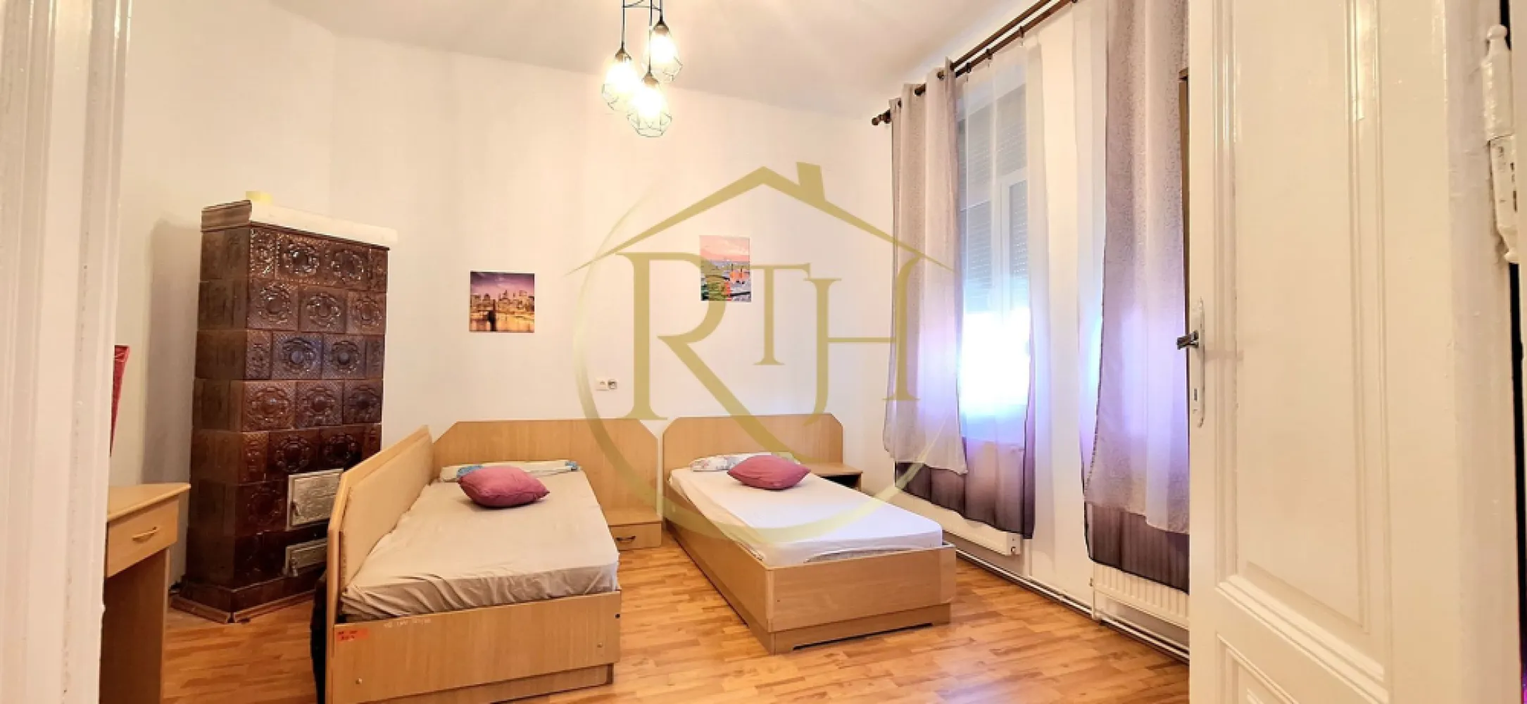 Apartament cu 1 cameră de vânzare în zona Iosefin aproape de Nokia– 0% Comision - Vă propunem spre vânzare un apartament cu 1 cameră, situat în zona Iosefin, pe strada Pop de Băsești, într-o vilă cu mai multe apartamente, cu acces securizat prin interfon și o curte comună îngrijită și civilizată. Proprietatea este amplasată la doar câteva minute de Piața Iosefin, Gara de Nord, clădirea Nokia și Centrul orașului, beneficiind de acces facil către mijloace de transport în comun, magazine, școli și alte puncte de interes.

Apartamentul este situat la etajul 1 și are o suprafață utilă de 32 mp, fiind compartimentat decomandat. Locuința este compusă dintr-un hol de intrare, o cameră spațioasă și luminoasă, cu tavane înalte și ferestre generoase care oferă multă lumină naturală, o bucătărie separată, suficient de încăpătoare pentru amenajarea unei zone de luat masa, precum și o baie prevăzută cu duș.

Un avantaj important al proprietății îl reprezintă investițiile realizate recent. Confortul termic este asigurat de centrala termică proprie pe gaz, împreună cu calorifere noi, iar instalația electrică a fost refăcută, oferind viitorului proprietar un plus de siguranță și confort. În apartament se regăsesc și o sobă de teracotă, precum și un boiler electric, ambele complet funcționale. Acestea pot fi păstrate ca surse alternative de încălzire și apă caldă sau pot fi demontate cu ușurință, întrucât centrala termică pe gaz preia în prezent aceste funcții.
Toate ferestrele apartamentului sunt prevăzute cu tâmplărie PVC cu geam termopan și rulouri exterioare din PVC, oferind un plus de confort termic și fonic, precum și intimitate și protecție împotriva razelor solare.
Apartamentul se vinde complet mobilat și utilat, exact așa cum poate fi observat în fotografii și în turul video, fiind o alegere foarte bună atât pentru locuit, cât și pentru investiție, datorită poziționării excelente și accesului rapid către principalele puncte de interes ale orașului.

Vizionare online: https://youtu.be/biOW2MFw5Pw?is=5O5O7K1N4YbC3EG0
Preț: 57.800 euro, ușor negociabil.
0% comision pentru cumpărător.
Proprietate reprezentată în exclusivitate de RealTimHouse.ro – Un pas spre un loc doar al tău.