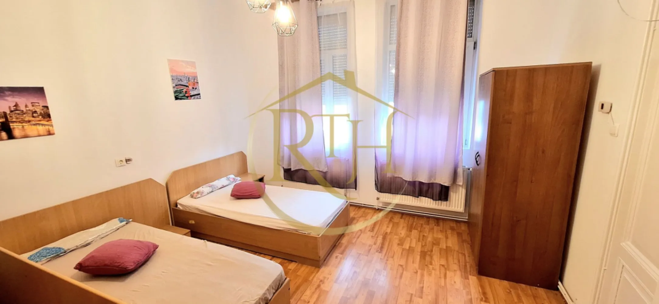 Apartament cu 1 cameră de vânzare în zona Iosefin aproape de Nokia– 0% Comision - Vă propunem spre vânzare un apartament cu 1 cameră, situat în zona Iosefin, pe strada Pop de Băsești, într-o vilă cu mai multe apartamente, cu acces securizat prin interfon și o curte comună îngrijită și civilizată. Proprietatea este amplasată la doar câteva minute de Piața Iosefin, Gara de Nord, clădirea Nokia și Centrul orașului, beneficiind de acces facil către mijloace de transport în comun, magazine, școli și alte puncte de interes.

Apartamentul este situat la etajul 1 și are o suprafață utilă de 32 mp, fiind compartimentat decomandat. Locuința este compusă dintr-un hol de intrare, o cameră spațioasă și luminoasă, cu tavane înalte și ferestre generoase care oferă multă lumină naturală, o bucătărie separată, suficient de încăpătoare pentru amenajarea unei zone de luat masa, precum și o baie prevăzută cu duș.

Un avantaj important al proprietății îl reprezintă investițiile realizate recent. Confortul termic este asigurat de centrala termică proprie pe gaz, împreună cu calorifere noi, iar instalația electrică a fost refăcută, oferind viitorului proprietar un plus de siguranță și confort. În apartament se regăsesc și o sobă de teracotă, precum și un boiler electric, ambele complet funcționale. Acestea pot fi păstrate ca surse alternative de încălzire și apă caldă sau pot fi demontate cu ușurință, întrucât centrala termică pe gaz preia în prezent aceste funcții.
Toate ferestrele apartamentului sunt prevăzute cu tâmplărie PVC cu geam termopan și rulouri exterioare din PVC, oferind un plus de confort termic și fonic, precum și intimitate și protecție împotriva razelor solare.
Apartamentul se vinde complet mobilat și utilat, exact așa cum poate fi observat în fotografii și în turul video, fiind o alegere foarte bună atât pentru locuit, cât și pentru investiție, datorită poziționării excelente și accesului rapid către principalele puncte de interes ale orașului.

Vizionare online: https://youtu.be/biOW2MFw5Pw?is=5O5O7K1N4YbC3EG0
Preț: 57.800 euro, ușor negociabil.
0% comision pentru cumpărător.
Proprietate reprezentată în exclusivitate de RealTimHouse.ro – Un pas spre un loc doar al tău.