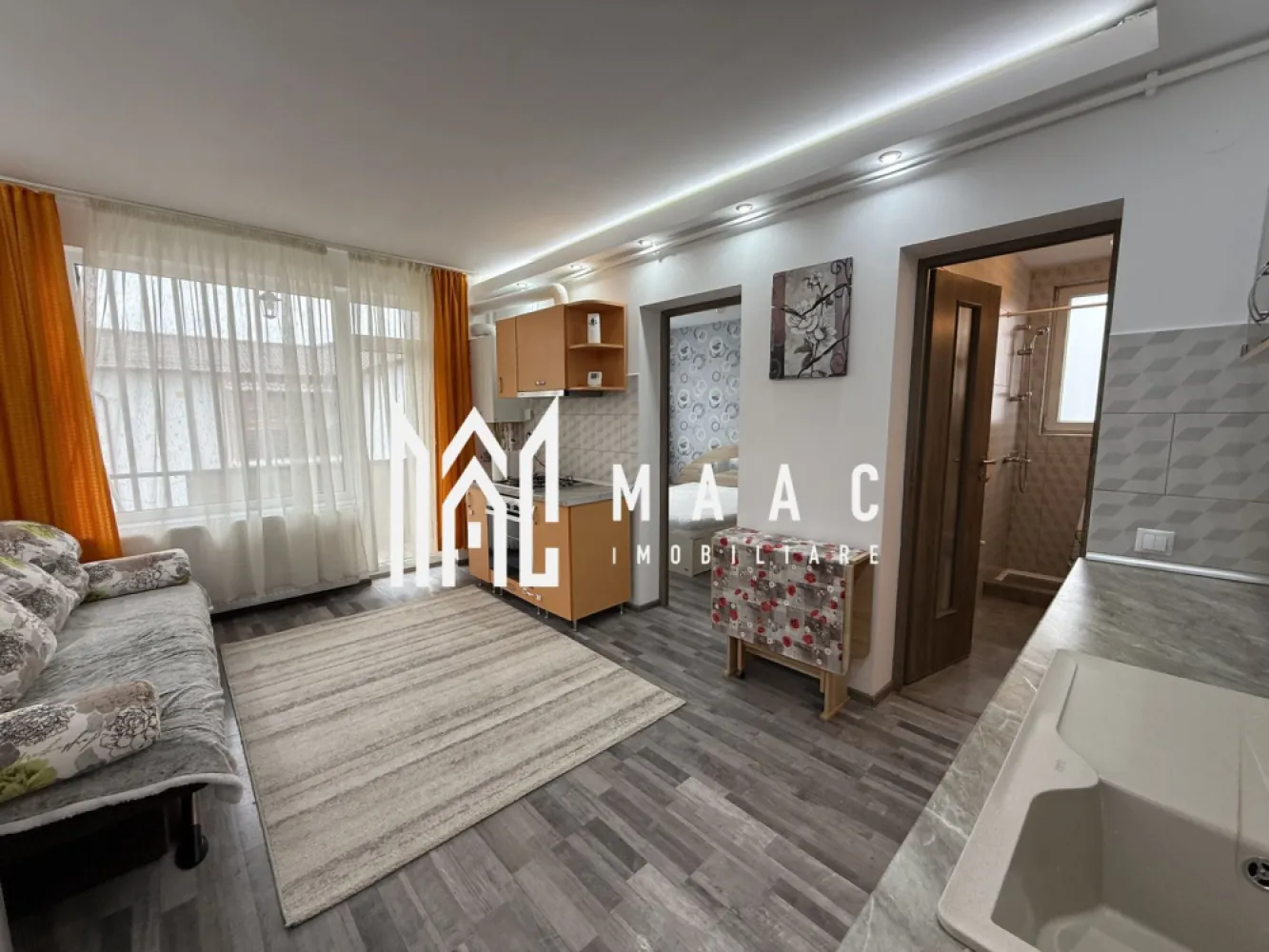 Apartament 2 camere de vânzare | Arhitecților Sibiu | 2017, parcare - Locuință compactă cu 2 camere, situată la ultimul etaj al unui imobil din 2017, în zona Arhitecților - Calea Cisnădiei din Sibiu, cu balcon și loc de parcare.

Detalii proprietate:
• Suprafață utilă de 31,5 mp și suprafață construită de 37 mp
• Compartimentare semidecomandată
• Living cu bucătărie open space, dormitor, baie și balcon
• Etaj 3 din 3, apartament finalizat
• Stare bună, confort 2
• 1 baie, 1 bucătărie și 1 balcon
• Loc de parcare inclus
• Se vinde complet mobilat și utilat
• Centrală termică proprie cu calorifere
• Baie cu geam pentru aerisire naturală

Zona Arhitecților oferă acces rapid către oraș, mijloace de transport în comun și punctele de interes uzual din Sibiu. În apropiere se regăsesc magazine, servicii și facilități necesare pentru traiul de zi cu zi.

Cod anunț CP3210915. Contactați echipa MAAC Imobiliare pentru detalii suplimentare și pentru programarea unei vizionări.

Conținut optimizat cu AI, aprobat de agent uman.