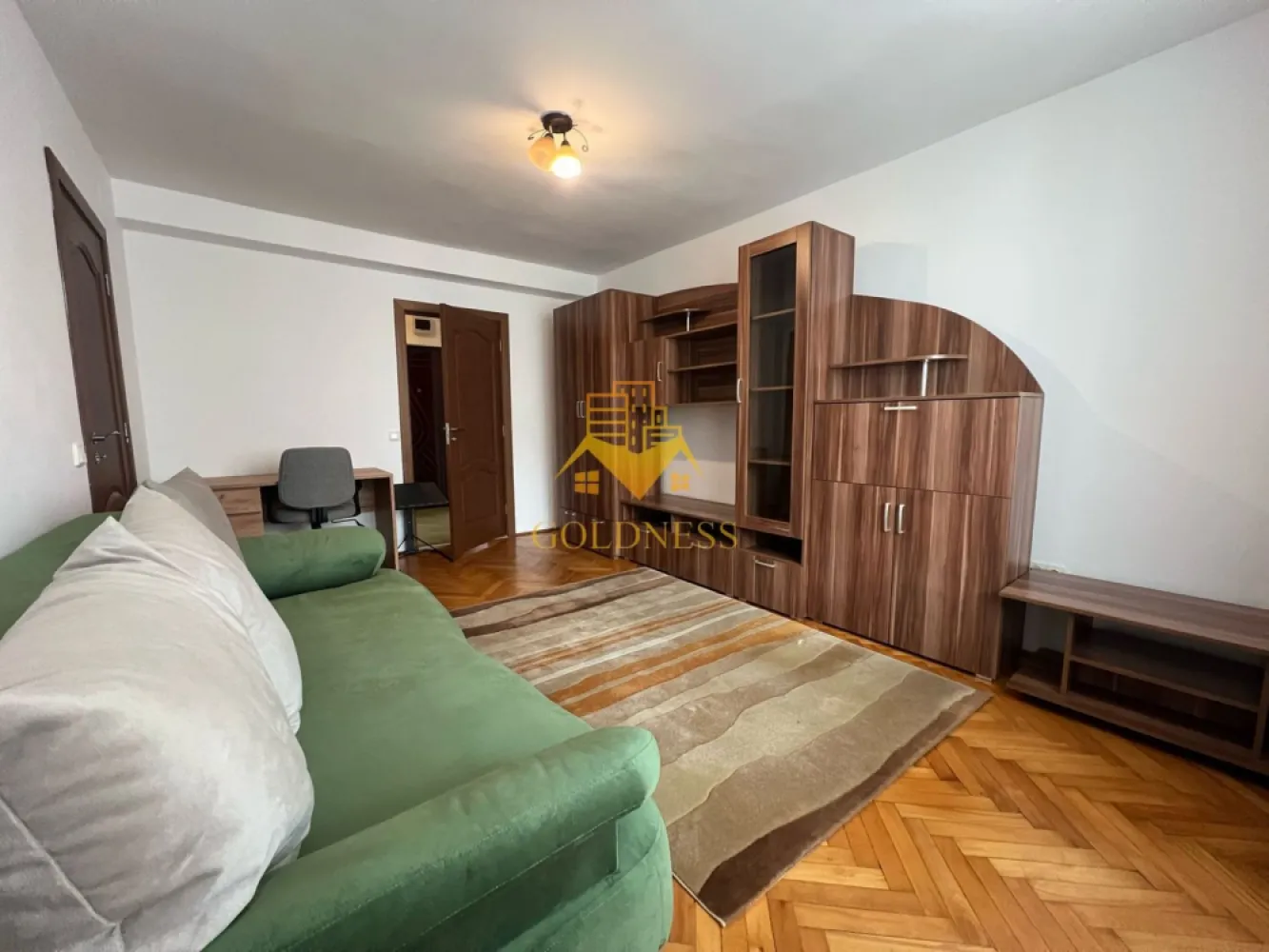 2 camere decomandate, Manastur, OMV, Piata Flora, Calea Floresti - GOLDNESS Imobiliare vă propune spre închiriere un apartament cu 2 camere decomandate, complet mobilat și utilat, la etajul 8 într-un imobil de 10, pe Aleea Padin, în Cartierul Manastur.

Apartamentul este compartimentat astfel:
-dormitor cu pat matrimonial, dressing spațios, noptiere, birou
-dormitor cu o canapea extensibilă, dressing, noptiere, birou
- baie cu cabina, calorifer port prosop inox și dulap pentru depozitare
-bucătăria complet utilată 
-balcon de 5 mp cu o priveliște superbă

Imobilul este dotat cu toate cele necesare - centrală proprie, mașină de spălat haine, frigider, hotă, etc
Se află în apropierea stațiilor de transport în comun, magazine, spații verzi, farmacii, etc.

Dacă sunteți interesați de acest apartament și doriți să îl vizionați, dar și pentru alte oferte sau detalii nu ezitați să ne contactați telefonic sau prin e-mail. Vă stăm la dispoziție!
Pentru intermediere se percepe un comision de 50% din prețul chiriei!