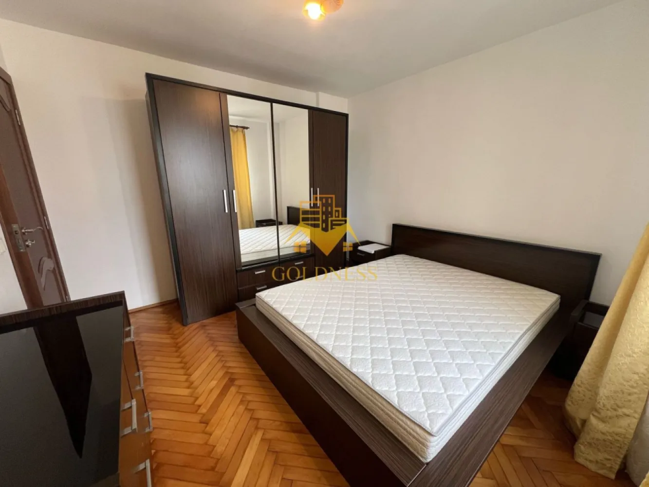 2 camere decomandate, Manastur, OMV, Piata Flora, Calea Floresti - GOLDNESS Imobiliare vă propune spre închiriere un apartament cu 2 camere decomandate, complet mobilat și utilat, la etajul 8 într-un imobil de 10, pe Aleea Padin, în Cartierul Manastur.

Apartamentul este compartimentat astfel:
-dormitor cu pat matrimonial, dressing spațios, noptiere, birou
-dormitor cu o canapea extensibilă, dressing, noptiere, birou
- baie cu cabina, calorifer port prosop inox și dulap pentru depozitare
-bucătăria complet utilată 
-balcon de 5 mp cu o priveliște superbă

Imobilul este dotat cu toate cele necesare - centrală proprie, mașină de spălat haine, frigider, hotă, etc
Se află în apropierea stațiilor de transport în comun, magazine, spații verzi, farmacii, etc.

Dacă sunteți interesați de acest apartament și doriți să îl vizionați, dar și pentru alte oferte sau detalii nu ezitați să ne contactați telefonic sau prin e-mail. Vă stăm la dispoziție!
Pentru intermediere se percepe un comision de 50% din prețul chiriei!