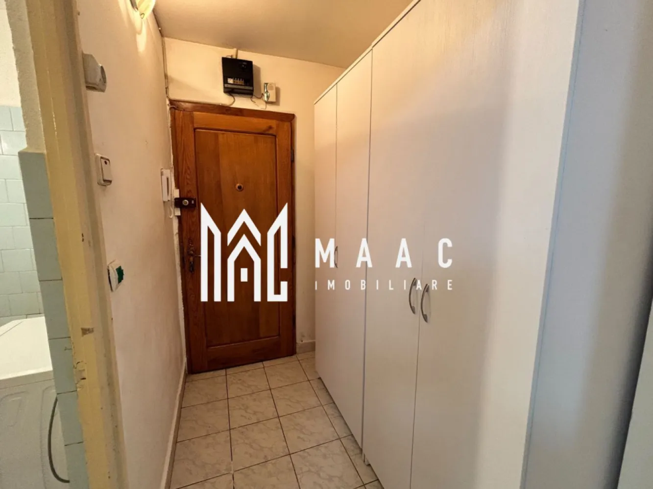 Garsonieră de închiriat | Valea Aurie, Sibiu | 28 mp, parter - Garsonieră de închiriat în Valea Aurie, Sibiu, cu 28 mp utili și amplasare la parter, complet mobilată și utilată, pregătită pentru mutare imediată.

Detalii proprietate:
• Suprafață utilă: 28 mp
• Amplasată la parter, într-un imobil cu 4 niveluri
• Construcție finalizată, edificată în anul 2000
• Structură din cărămidă
• Se închiriază complet mobilată și utilată
• Disponibilă pentru mutare imediată

Zonă și acces:
Proprietatea este situată în cartierul Valea Aurie, într-o zonă liniștită, cu acces rapid către mijloace de transport, magazine și alte facilități. În apropiere se află stații de autobuz, școli și grădinițe, cu legături rapide către principalele zone de interes ale orașului.

Pentru detalii suplimentare și programarea unei vizionări, contactați echipa MAAC Imobiliare și menționați Cod anunț CP3211039.

Conținut optimizat cu AI, aprobat de agent uman.