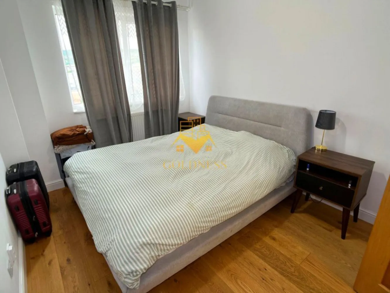 3 camere open space, mobilat modern, AC, Clujana, Cartierul Marasti - GOLDNESS Imobiliare vă propune spre închiriere un apartament cu 3 camere open-space complet mobilat și utilat, la etajul 7 într-un imobil de 7 etaje, în cartierul Marasti. 
Apartamentul este compartimentat astfel:
 - 2 dormitoare cu paturi matrimoniale, dressing, noptiere
 - living cu bucatarie open-space complet utilată, loc de servit masa 
 - 2 bai, baie cu vana, calorifer port prosop inox și dulap pentru depozitare si una cu cabina de dus.
 - balcon de 8mp.

Imobilul este dotat cu toate cele necesare- centrală proprie, mașină de spălat haine, masina de spalat vase, frigider, plită electrică, hotă, etc. 
Se află în apropierea stațiilor de transport în comun, magazine, restaurante, spații verzi, farmacii, etc. 
Dispune de loc de parcare!

Dacă sunteți interesați de acest apartament și doriți să îl vizionați, dar și pentru alte oferte sau detalii nu ezitați să ne contactați telefonic sau prin e-mail - goldnessimobiliare@gmail.com. Vă stăm la dispoziție!