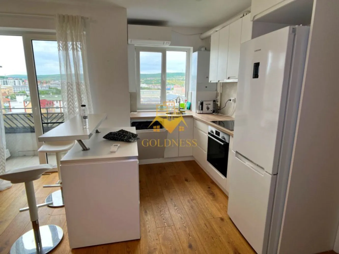 3 camere open space, mobilat modern, AC, Clujana, Cartierul Marasti - GOLDNESS Imobiliare vă propune spre închiriere un apartament cu 3 camere open-space complet mobilat și utilat, la etajul 7 într-un imobil de 7 etaje, în cartierul Marasti. 
Apartamentul este compartimentat astfel:
 - 2 dormitoare cu paturi matrimoniale, dressing, noptiere
 - living cu bucatarie open-space complet utilată, loc de servit masa 
 - 2 bai, baie cu vana, calorifer port prosop inox și dulap pentru depozitare si una cu cabina de dus.
 - balcon de 8mp.

Imobilul este dotat cu toate cele necesare- centrală proprie, mașină de spălat haine, masina de spalat vase, frigider, plită electrică, hotă, etc. 
Se află în apropierea stațiilor de transport în comun, magazine, restaurante, spații verzi, farmacii, etc. 
Dispune de loc de parcare!

Dacă sunteți interesați de acest apartament și doriți să îl vizionați, dar și pentru alte oferte sau detalii nu ezitați să ne contactați telefonic sau prin e-mail - goldnessimobiliare@gmail.com. Vă stăm la dispoziție!
