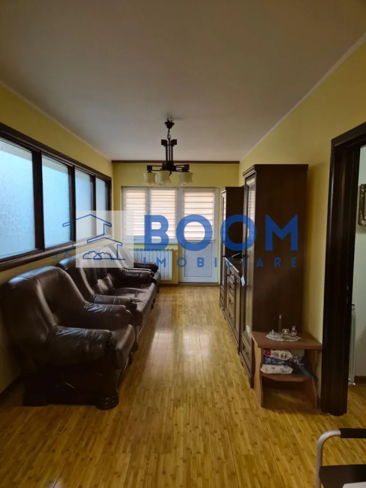 Apartament 2 camere | Zona Nord | Bloc Nou - Apartament 2 camere decomandat | Centrala termica proprie| etaj 1

BOOM Imobiliare va propune spre vanzare un apartament cu 2 camere, decomandat, situat in zona Nord ,aflat la etajul 1/4 al unui bloc nou.

Cu o suprafata generoasa utila de 55.24 MP si totala de 60.91MP, acesta este compartimentat astfel:
-Hol
-Dormitor generos
-Camera de dressing si birou
-Living cu acces la balcon
-Bucatarie
-Baie cu ventilatie

Apartamentul beneficiaza de multiple imbunatatiri precum:
-Centrala Termica pe gaz
-Calorifere noi ,
-Tamplarie PVC
-Parchet nou
-Mobilier din lemn masiv

Imobilul se propune spre vanzare complet mobilat si utilat cu exceptia tablourilor si a unei masute.

Avantaje suplimentare:
-Costuri mici la intretinere in timpul sezonului cald/rece.
-Amplasarea excelentă oferă acces facil la principalele puncte de interes din zonă,
-Compartimentare ideala

Dacă îți dorești un apartament gata de locuit, modern și cu o priveliște deosebită, contactează-ne pentru mai multe detalii sau pentru a programa o vizionare!

BOOM Imobiliare vine in sprijinul dumnevoastra cu :
- Consultanta imobiliara
- Consiliere juridica
- Indrumare financiara
- Atentie, respect si corectitudine

id: CP3210749