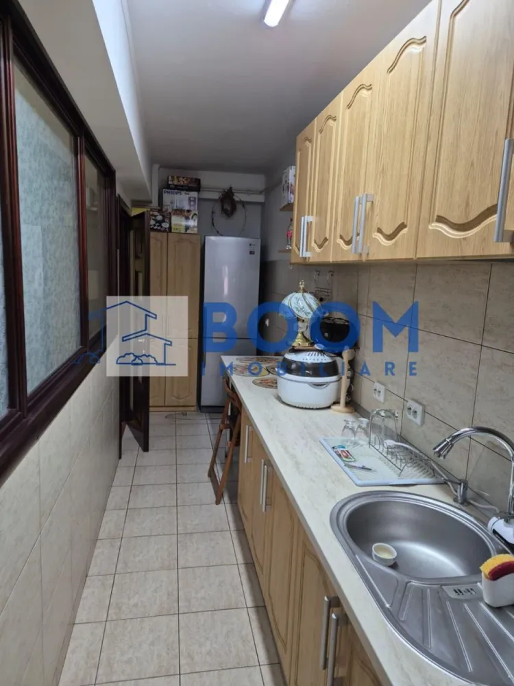 Apartament 2 camere | Zona Nord | Bloc Nou - Apartament 2 camere decomandat | Centrala termica proprie| etaj 1

BOOM Imobiliare va propune spre vanzare un apartament cu 2 camere, decomandat, situat in zona Nord ,aflat la etajul 1/4 al unui bloc nou.

Cu o suprafata generoasa utila de 55.24 MP si totala de 60.91MP, acesta este compartimentat astfel:
-Hol
-Dormitor generos
-Camera de dressing si birou
-Living cu acces la balcon
-Bucatarie
-Baie cu ventilatie

Apartamentul beneficiaza de multiple imbunatatiri precum:
-Centrala Termica pe gaz
-Calorifere noi ,
-Tamplarie PVC
-Parchet nou
-Mobilier din lemn masiv

Imobilul se propune spre vanzare complet mobilat si utilat cu exceptia tablourilor si a unei masute.

Avantaje suplimentare:
-Costuri mici la intretinere in timpul sezonului cald/rece.
-Amplasarea excelentă oferă acces facil la principalele puncte de interes din zonă,
-Compartimentare ideala

Dacă îți dorești un apartament gata de locuit, modern și cu o priveliște deosebită, contactează-ne pentru mai multe detalii sau pentru a programa o vizionare!

BOOM Imobiliare vine in sprijinul dumnevoastra cu :
- Consultanta imobiliara
- Consiliere juridica
- Indrumare financiara
- Atentie, respect si corectitudine

id: CP3210749