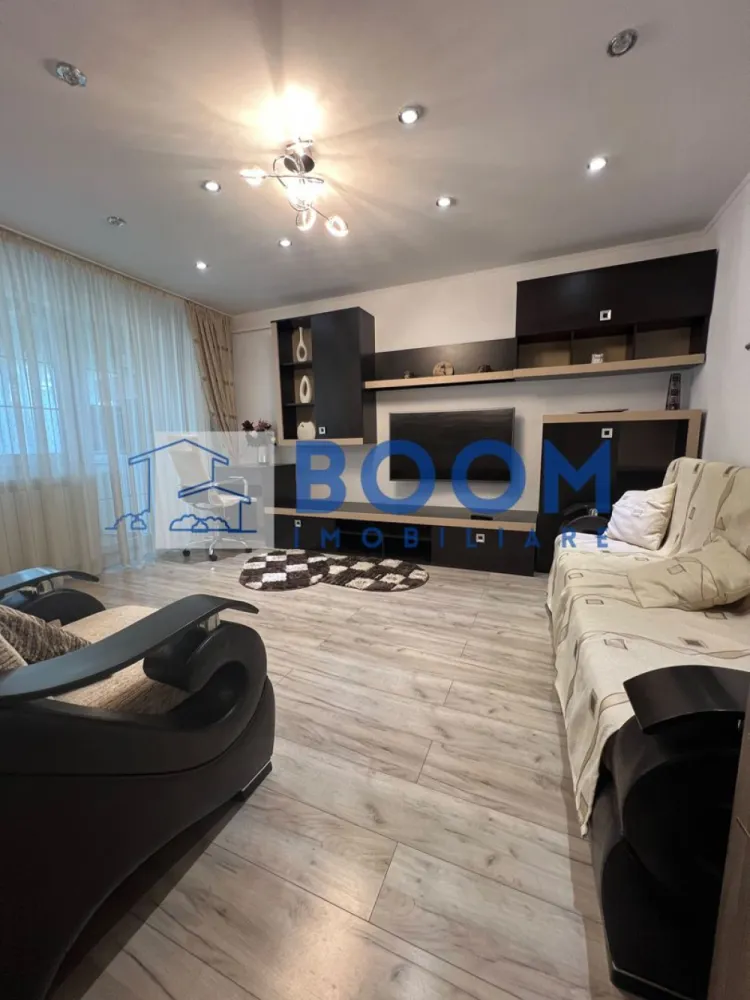 Apartament | 2 camere | Ultracentral | De inchiriat - BOOM Imobiliare vă oferă spre închiriere un apartament modern cu 2 camere, situat în zona ultracentrală a municipiului Râmnicu Vâlcea, într-o locație excelentă, la doar 1 minut de River Plaza Mall și Parcul Zăvoi.

Apartamentul are o suprafață generoasă de 70 mp și este amplasat la etajul 4 din 4, într-un imobil fără lift. Locuința este complet mobilată și utilată modern, fiind pregătită pentru mutare imediată.

Printre dotările de care beneficiază se numără:

* centrală termică proprie nouă;
* aer condiționat;
* mobilier modern;
* electrocasnice necesare pentru un confort deplin.

Deși se află în imediata apropiere a centrului orașului, apartamentul este poziționat într-o zonă liniștită și retrasă, ferită de traficul și zgomotul străzii principale, oferind astfel un echilibru ideal între accesibilitate și confort.

Este alegerea perfectă pentru persoanele care își doresc să locuiască într-o zonă premium, cu acces rapid către magazine, restaurante, instituții, mijloace de transport și principalele puncte de interes ale orașului.

Pentru mai multe informații sau pentru programarea unei vizionări, echipa BOOM Imobiliare vă stă cu plăcere la dispoziție!

ID: CP3211004