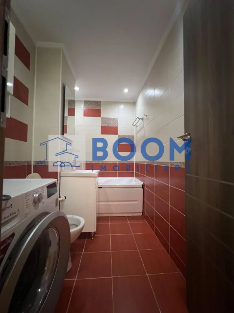 Apartament | 2 camere | Ultracentral | De inchiriat - BOOM Imobiliare vă oferă spre închiriere un apartament modern cu 2 camere, situat în zona ultracentrală a municipiului Râmnicu Vâlcea, într-o locație excelentă, la doar 1 minut de River Plaza Mall și Parcul Zăvoi.

Apartamentul are o suprafață generoasă de 70 mp și este amplasat la etajul 4 din 4, într-un imobil fără lift. Locuința este complet mobilată și utilată modern, fiind pregătită pentru mutare imediată.

Printre dotările de care beneficiază se numără:

* centrală termică proprie nouă;
* aer condiționat;
* mobilier modern;
* electrocasnice necesare pentru un confort deplin.

Deși se află în imediata apropiere a centrului orașului, apartamentul este poziționat într-o zonă liniștită și retrasă, ferită de traficul și zgomotul străzii principale, oferind astfel un echilibru ideal între accesibilitate și confort.

Este alegerea perfectă pentru persoanele care își doresc să locuiască într-o zonă premium, cu acces rapid către magazine, restaurante, instituții, mijloace de transport și principalele puncte de interes ale orașului.

Pentru mai multe informații sau pentru programarea unei vizionări, echipa BOOM Imobiliare vă stă cu plăcere la dispoziție!

ID: CP3211004