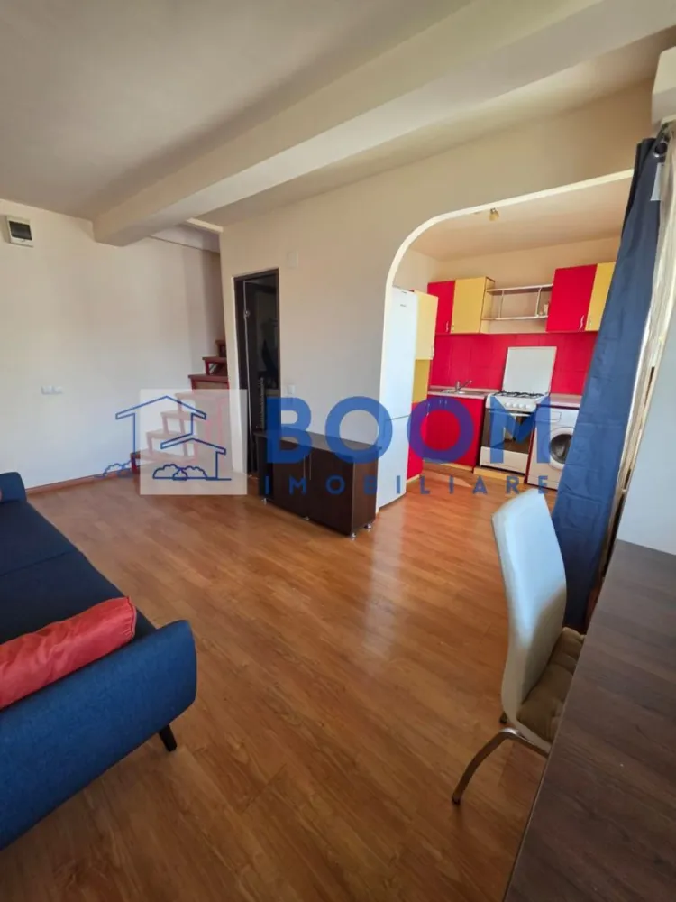 Apartament 2 camere | Ultracentra l Academia del Gusto | Mobilat - BOOM Imobiliare vă propune spre vânzare un apartament deosebit situat ultracentral, pe strada Regina Maria, vizavi de L'Accademia Del Gusto, într-o zonă liniștită, la doar 5 minute de mers pe jos de centrul orașului și Piața Centrală și la aproximativ 3 minute de Gară.

Apartamentul are o suprafață utilă de 54,40 mp și este compartimentat pe două niveluri. La primul nivel se află livingul open-space cu bucătăria, baia și balconul, iar la etaj se găsește un dormitor generos, foarte bine compartimentat și luminos.

Locuința se vinde complet mobilată și utilată, exact ca în fotografii, fiind pregătită pentru mutare imediată. Este dotată cu centrală termică proprie și aer condiționat, oferind confort pe tot parcursul anului.

Apartamentul este foarte bine întreținut, în locuință nu s-a fumat și nu au fost ținute animale de companie. În prezent este liber și poate fi vizionat oricând, cu o programare prealabilă.

Datorită amplasării excelente și compartimentării practice, această proprietate reprezintă o alegere ideală atât pentru locuință proprie, cât și pentru investiție, fiind potrivită pentru închiriere pe termen lung sau în regim hotelier.

Pentru mai multe informații sau pentru programarea unei vizionări, echipa BOOM Imobiliare vă stă la dispoziție CP3210667