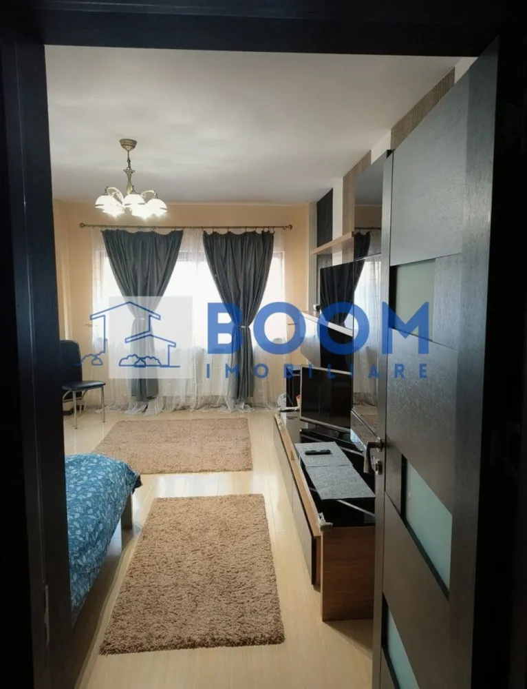 Garsoniera | 55 mp | Dem Rădulescu | Bloc Nou 2016 | Parcare proprie - Boom Imobiliare vă propune spre vânzare un apartament cu o suprafață utilă de 55 mp, situat la parterul unui bloc construit în anul 2016, amplasat pe Bulevardul Dem Rădulescu, una dintre cele mai apreciate și căutate zone din Râmnicu Vâlcea.

Apartamentul se remarcă prin suprafața generoasă și compartimentarea practică, fiind o alegere excelentă atât pentru locuință proprie, cât și pentru investiție, inclusiv pentru închiriere în regim hotelier, datorită amplasării în apropierea clinicilor medicale, ștrandului, restaurantelor, supermarketurilor și a celorlalte puncte de interes.

Locuința beneficiază de două balcoane spațioase, un avantaj rar întâlnit la apartamentele situate la parter, oferind lumină naturală și spațiu suplimentar pentru relaxare sau depozitare. Dispune de vedere pe trei laturi ale imobilului, loc de parcare înscris în acte și două căi de acces, de asemenea trecute în acte. Complexul este securizat prin barieră și supraveghere video, oferind confort și siguranță.

Pentru mai multe detalii si vizionare contactati echipa BOOm Imobiliare CP3209158