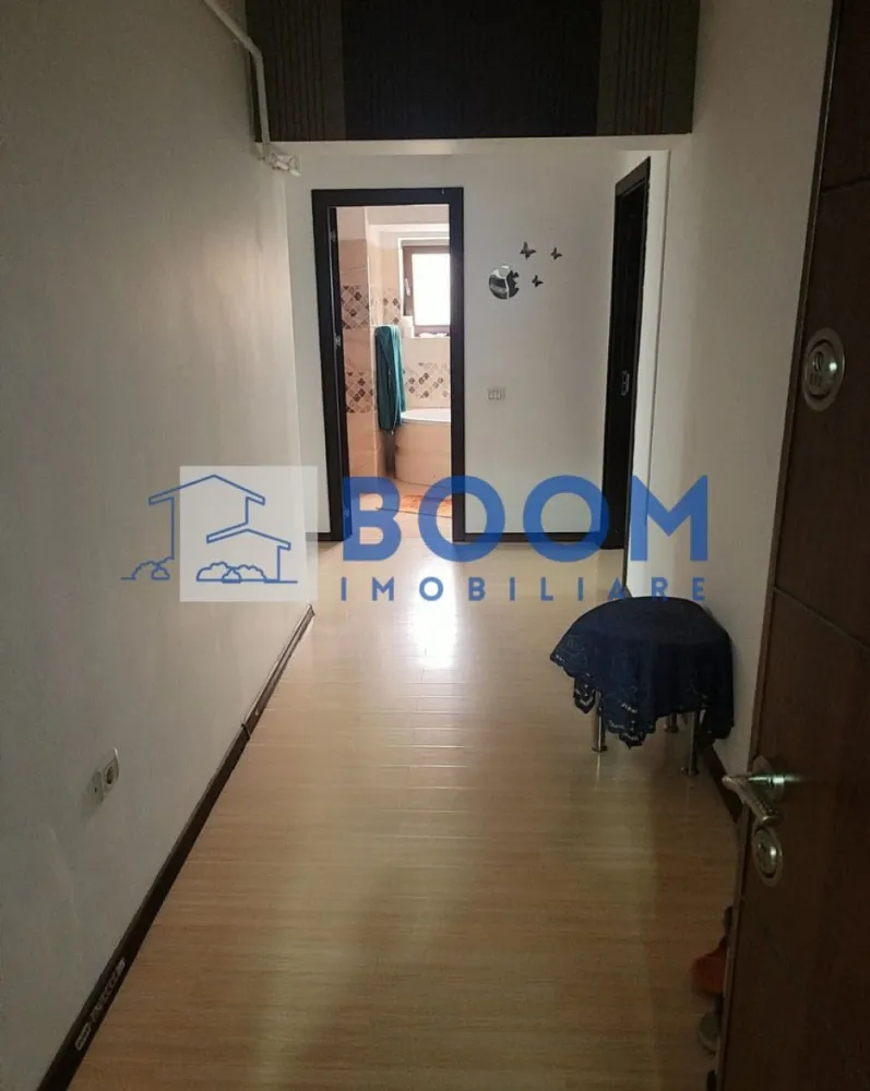 Garsoniera | 55 mp | Dem Rădulescu | Bloc Nou 2016 | Parcare proprie - Boom Imobiliare vă propune spre vânzare un apartament cu o suprafață utilă de 55 mp, situat la parterul unui bloc construit în anul 2016, amplasat pe Bulevardul Dem Rădulescu, una dintre cele mai apreciate și căutate zone din Râmnicu Vâlcea.

Apartamentul se remarcă prin suprafața generoasă și compartimentarea practică, fiind o alegere excelentă atât pentru locuință proprie, cât și pentru investiție, inclusiv pentru închiriere în regim hotelier, datorită amplasării în apropierea clinicilor medicale, ștrandului, restaurantelor, supermarketurilor și a celorlalte puncte de interes.

Locuința beneficiază de două balcoane spațioase, un avantaj rar întâlnit la apartamentele situate la parter, oferind lumină naturală și spațiu suplimentar pentru relaxare sau depozitare. Dispune de vedere pe trei laturi ale imobilului, loc de parcare înscris în acte și două căi de acces, de asemenea trecute în acte. Complexul este securizat prin barieră și supraveghere video, oferind confort și siguranță.

Pentru mai multe detalii si vizionare contactati echipa BOOm Imobiliare CP3209158