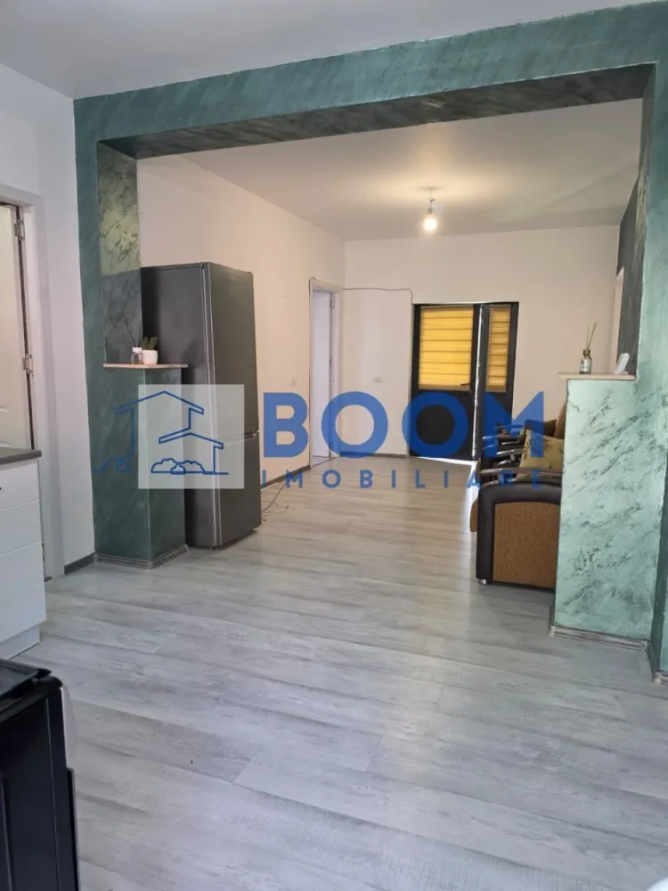 Casa 4,5 Km de Rm. Valcea | Centrala pe gaz | Mutare imediata - BOOM Imobiliare vă propune spre vânzare o casă situată în zona Copăcelu, la intersecția cu Ocnele Mari, la doar 4,5 km de centrul municipiului Râmnicu Vâlcea.

Locuința este ideală pentru o familie care își dorește confort, liniște și acces rapid către oraș.

Compartimentare:
3 camere;
living generos;
bucătărie complet mobilată și utilată;
baie cu cadă;
terasă.

Dotări:

centrală termică;
gaz, curent, apă, canalizare și internet;
gard din beton;
loc de parcare în curtea proprietății;
teren de aproximativ 350 mp.

Casa este pregătită pentru mutare.
Pentru mai multe detalii contactati echipa BOOM Imobiliare CP3209077