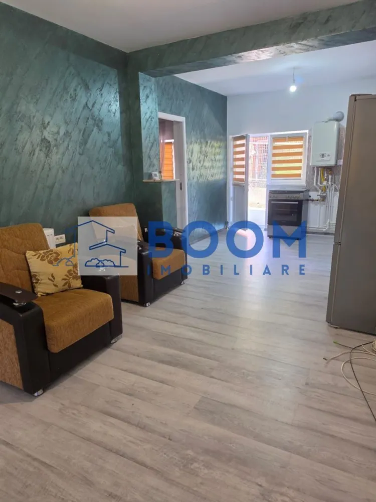 Casa 4,5 Km de Rm. Valcea | Centrala pe gaz | Mutare imediata - BOOM Imobiliare vă propune spre vânzare o casă situată în zona Copăcelu, la intersecția cu Ocnele Mari, la doar 4,5 km de centrul municipiului Râmnicu Vâlcea.

Locuința este ideală pentru o familie care își dorește confort, liniște și acces rapid către oraș.

Compartimentare:
3 camere;
living generos;
bucătărie complet mobilată și utilată;
baie cu cadă;
terasă.

Dotări:

centrală termică;
gaz, curent, apă, canalizare și internet;
gard din beton;
loc de parcare în curtea proprietății;
teren de aproximativ 350 mp.

Casa este pregătită pentru mutare.
Pentru mai multe detalii contactati echipa BOOM Imobiliare CP3209077